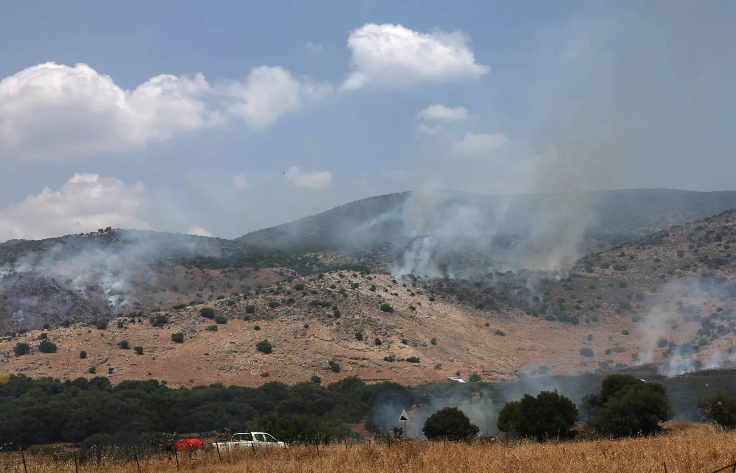 الدخان المتصاعد من الحرائق في أعقاب ضربات من لبنان بالقرب من بانياس (إ.ب.أ)