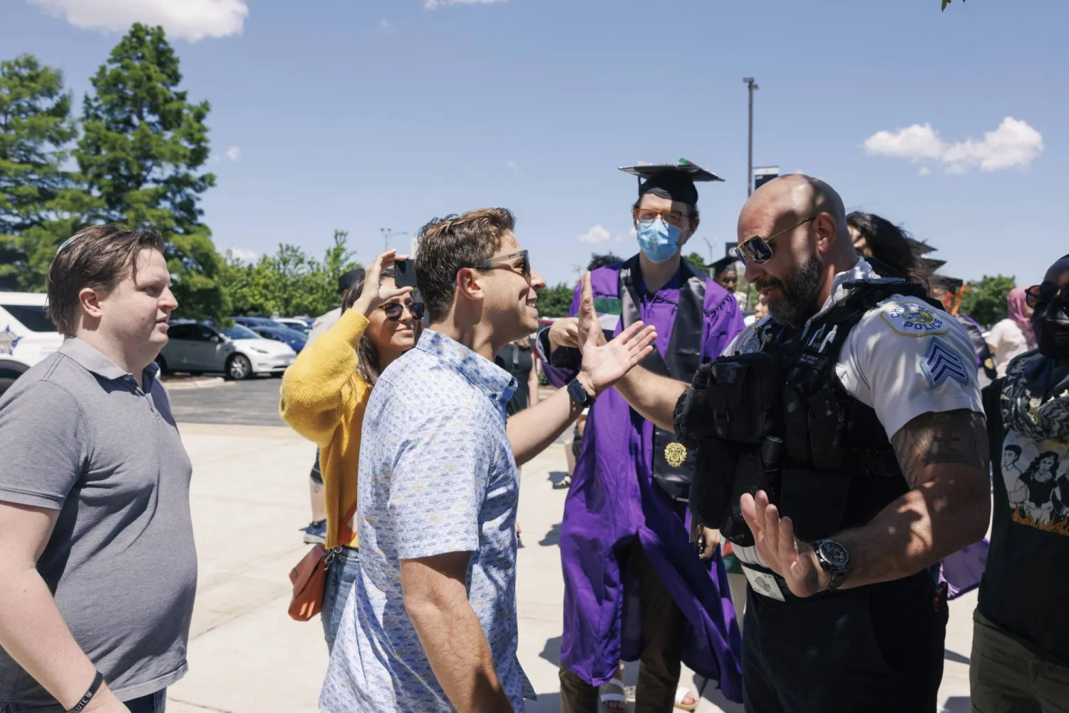 عندما يتصاعد الخلاف يميل معظم الناس إلى الدفاع وتشكيل وجهات نظر عن الشخص الآخر (أ.ب)