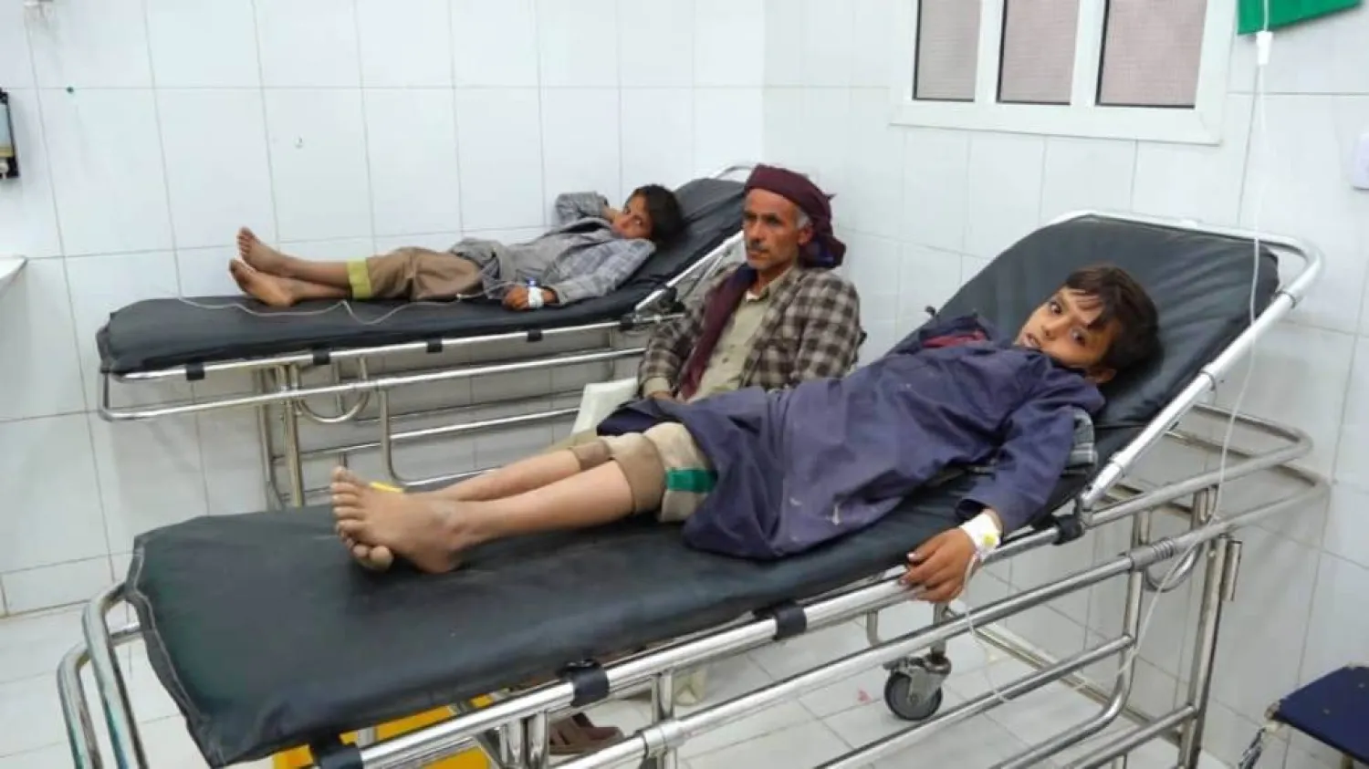 طفلان يمنيان يتلقيان الرعاية الطبية في أحد المشافي بصنعاء (فيسبوك)