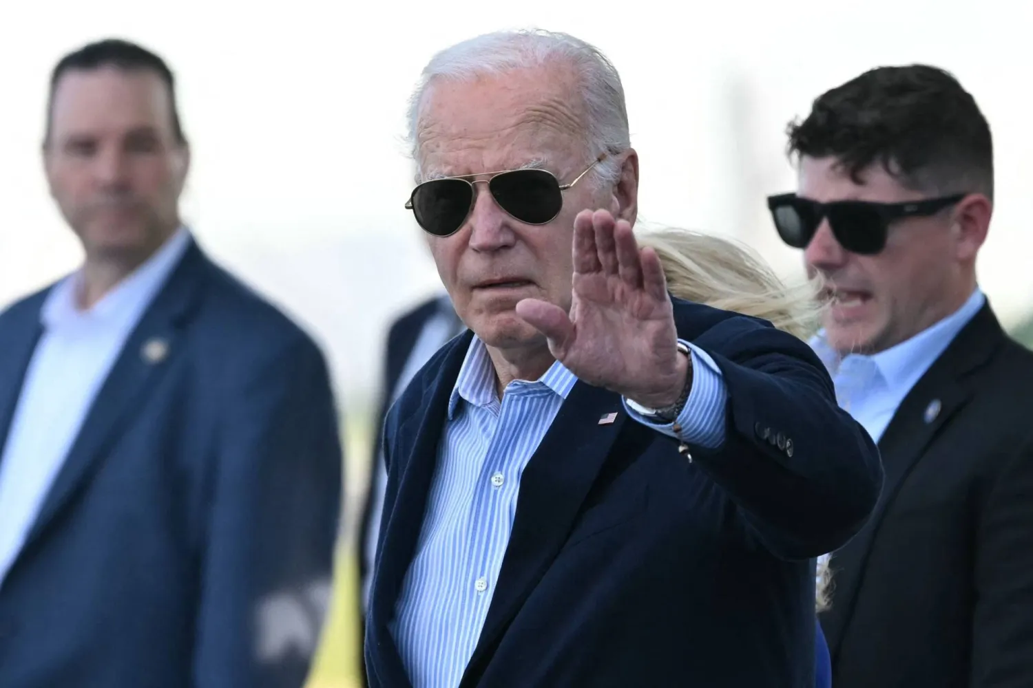 الرئيس جو بايدن لدى وصوله إلى مطار فيلادلفيا الدولي في بنسلفانيا يوم 9 يونيو الجاري (أ.ف.ب)