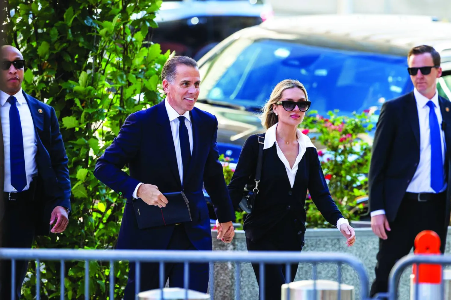 هانتر بايدن وزوجته لدى وصولهما إلى جلسة المحاكمة في ويلمينغتون في ديلاوير أمس (إ.ب.أ)