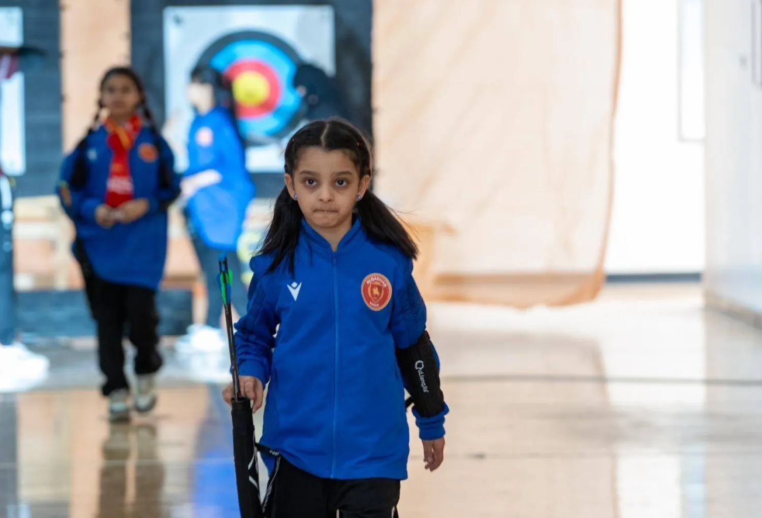 الطفلة الموهوبة ورثت من والدها عشق اللعبة (الاتحاد السعودي للسهام)