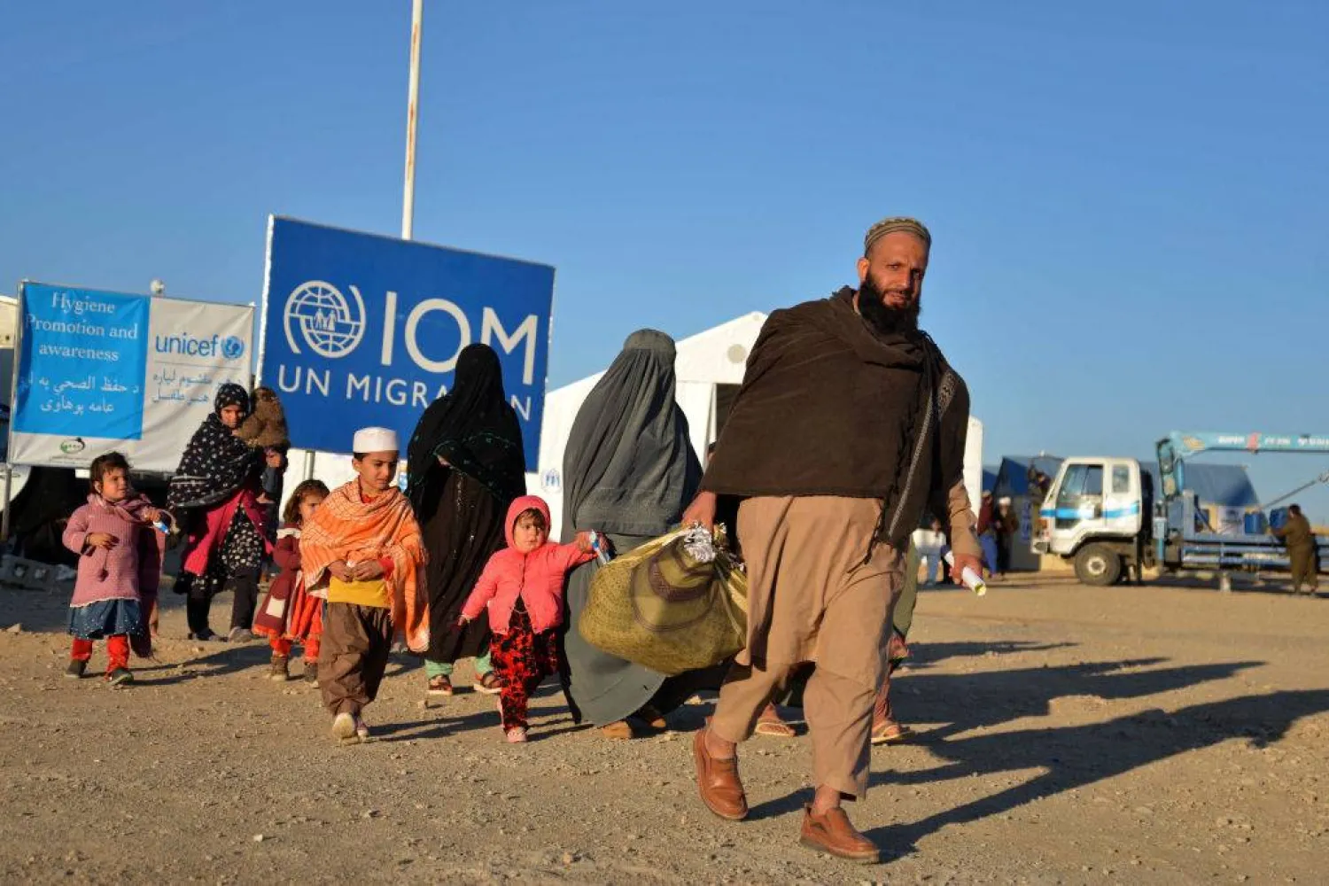 لاجئون أفغان يصلون من باكستان سيراً على الأقدام عبر المعبر الحدودي (غيتي)