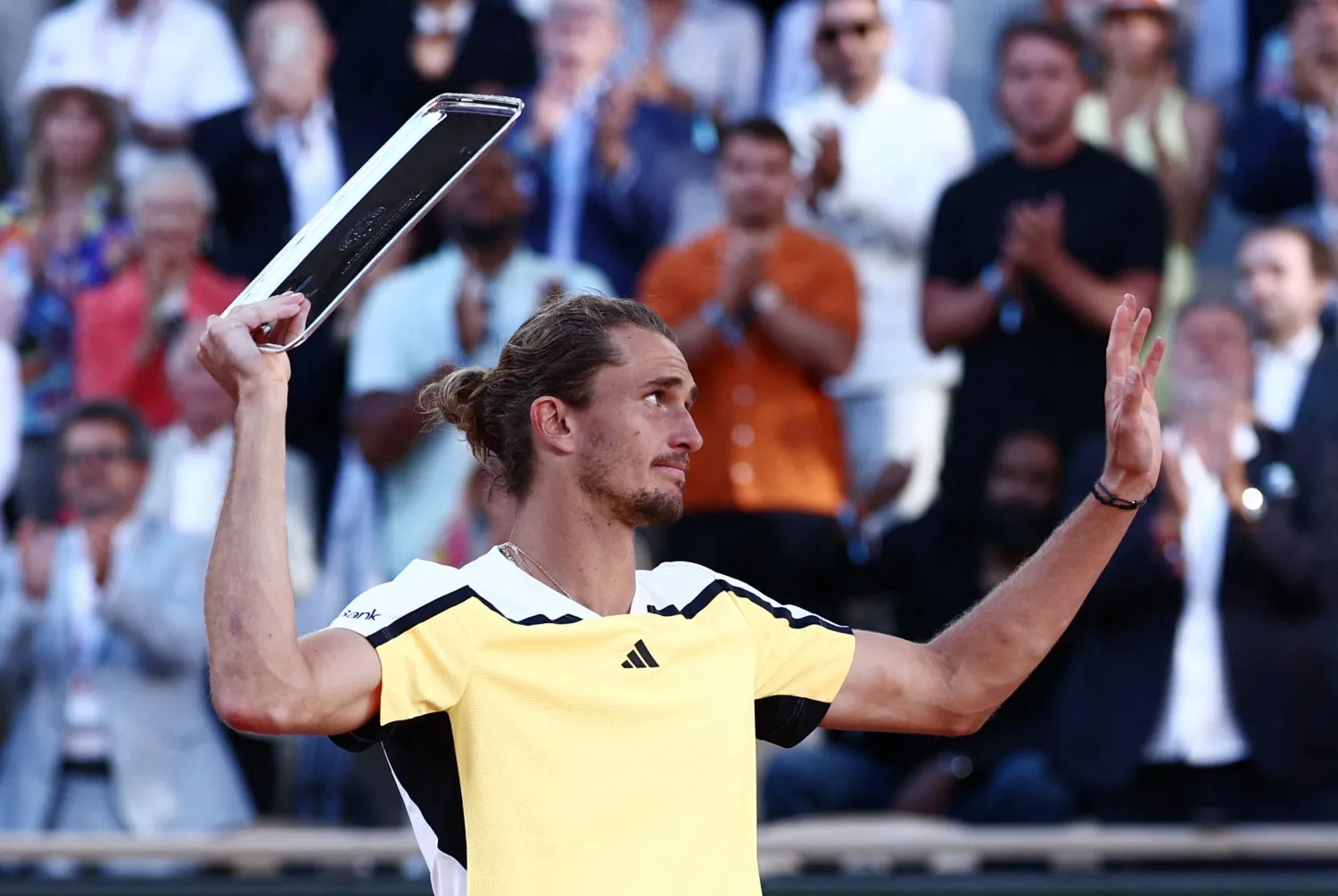 زفيريف عقب خسارته في نهائي رولان غاروس أمام الإسباني ألكاراس (رويترز)