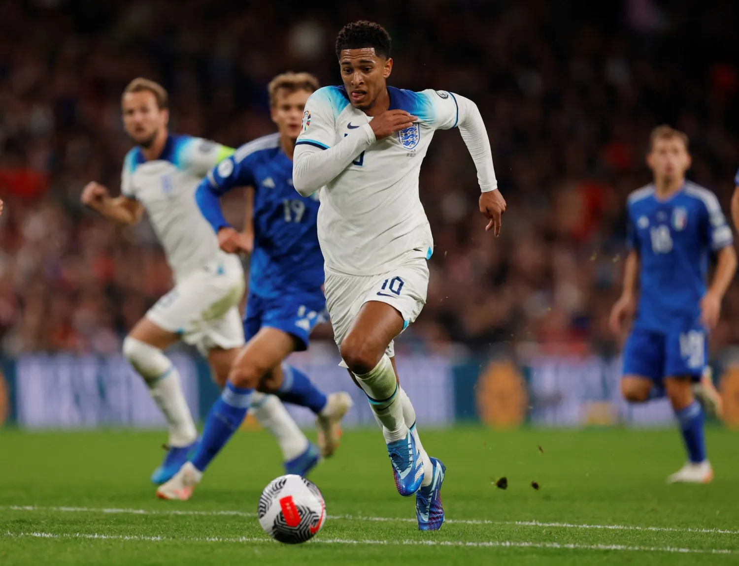 بيلينغهام يأمل قيادة إنجلترا للقب الأوروبي وتعزيز حظوظه في سباق الكرة الذهبية (رويترز)