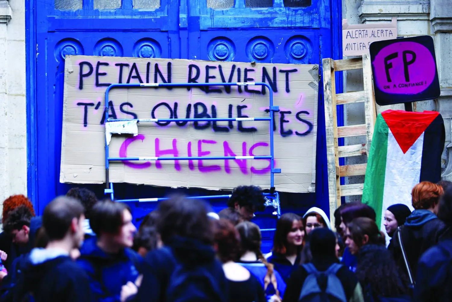 طلاب مدرسة ثانوية في باريس يسدون المنفذ الى المدرسة احتجاجاً على صعود اليمين المتطرف أمس (رويترز)