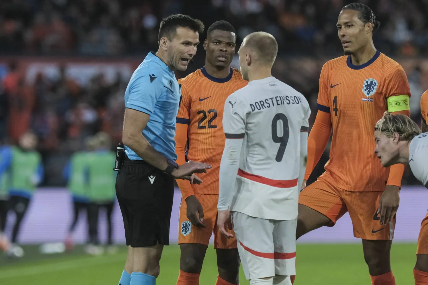 اللاعبون والإداريون يتم إقصاؤهم مباشرة عن المباراة التالية في حالة الطرد (أ.ب)