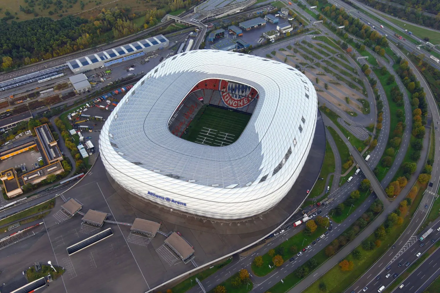 أليانز أرينا سيكون ملعب المباراة الافتتاحية بين ألمانيا وأسكوتلندا (رويترز)