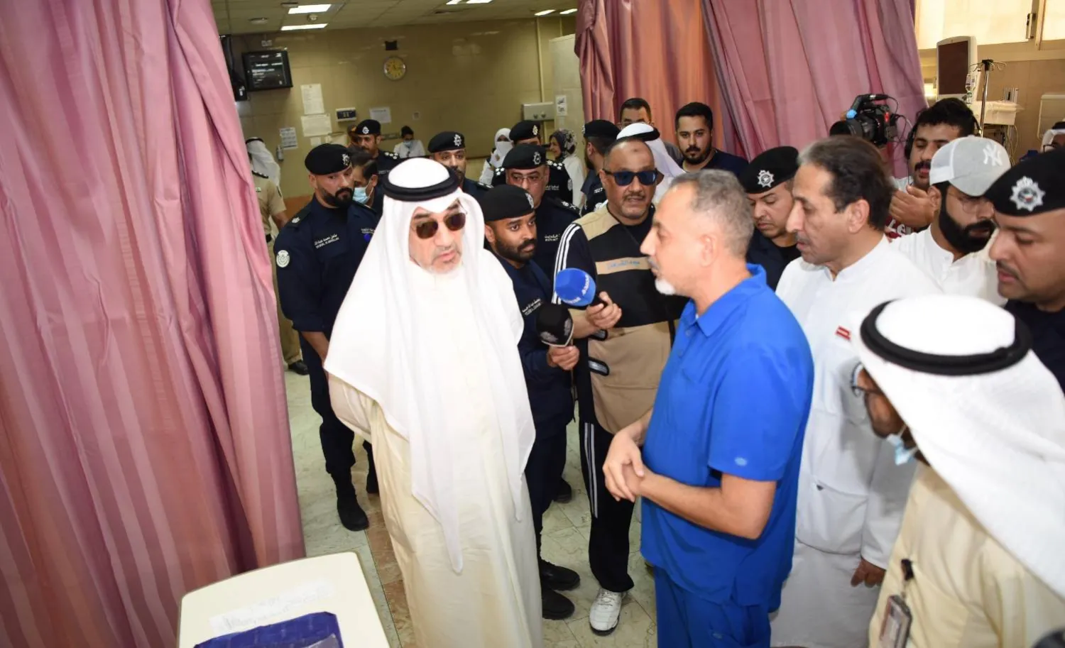 الشيخ فهد اليوسف أثناء زيارته للمصابين في المستشفى ( كونا)