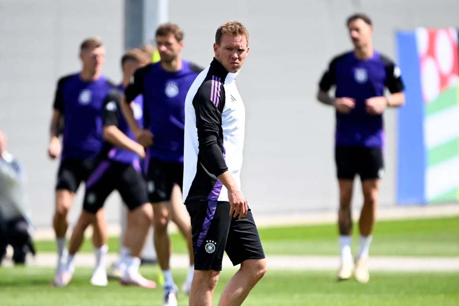 ناغلسمان خلال إشرافه على تدريبات المنتخب الألماني (د.ب.أ)