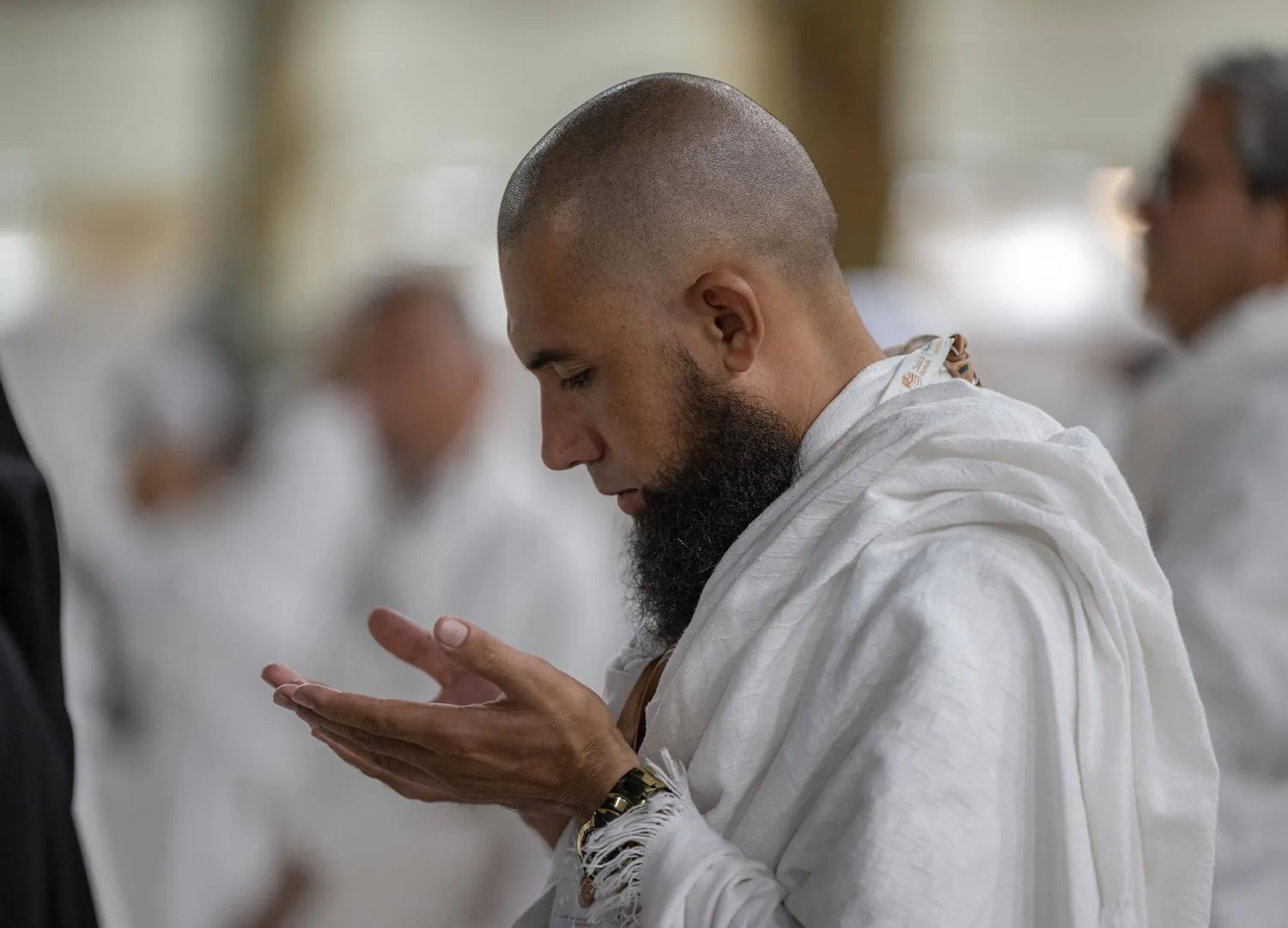 حاج يدعو في مكة قبل توجهه إلى منى (د.ب.أ)