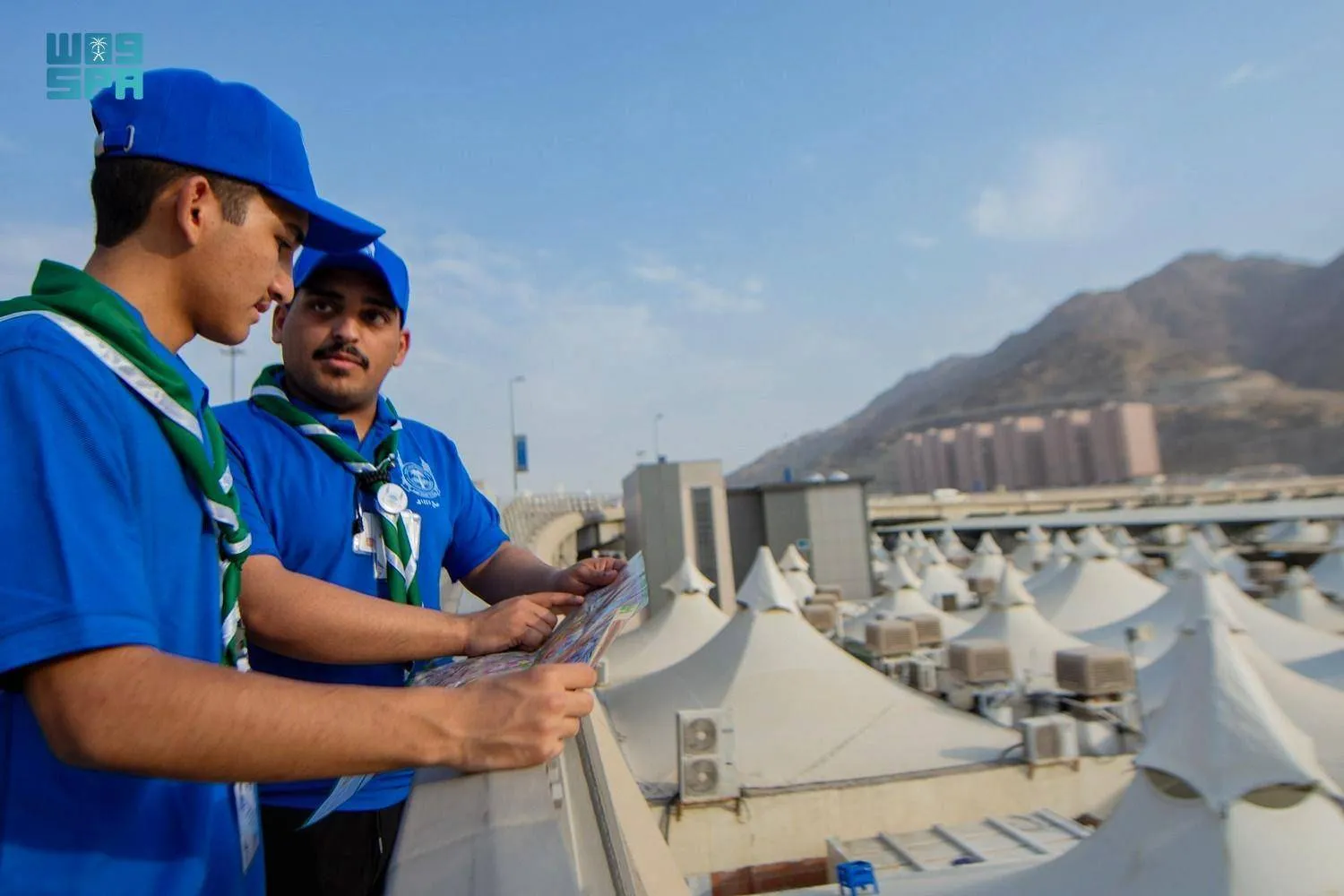 عناصر الكشافة بالقرب من خيام عرفات (واس)