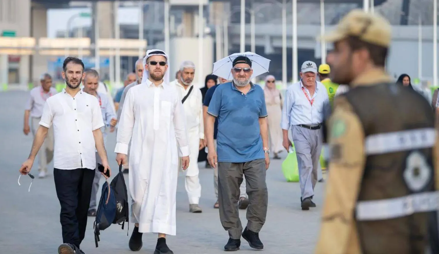 قوات أمن الحج والجهات العسكرية المساندة والمشاركة في خدمة الحجاج بالمشاعر المقدسة يتواجدون وسط الحجيج (واس)