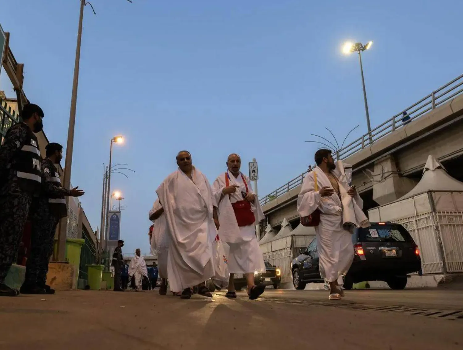 تعمل الجهات المعنية في وزارة الداخلية على متابعة الخطط الأمنية وحركة المرور والمشاة ومراقبة منافذ العاصمة المقدسة خلال الحج (واس)