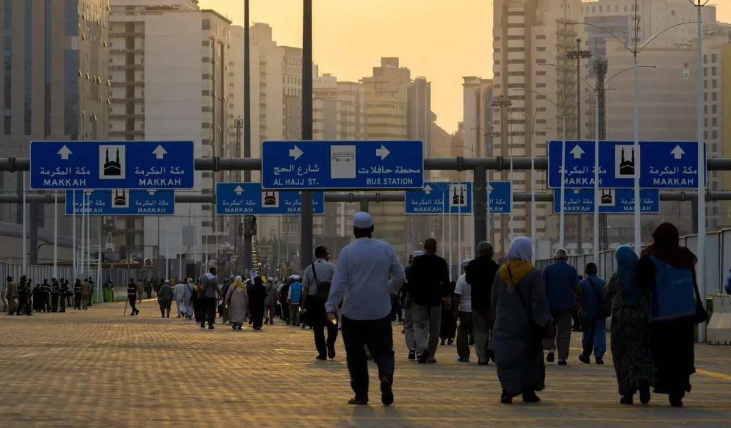 مع سطوع شمس صباح اليوم يتحرك الحجيج إلى مشعر منى (واس)