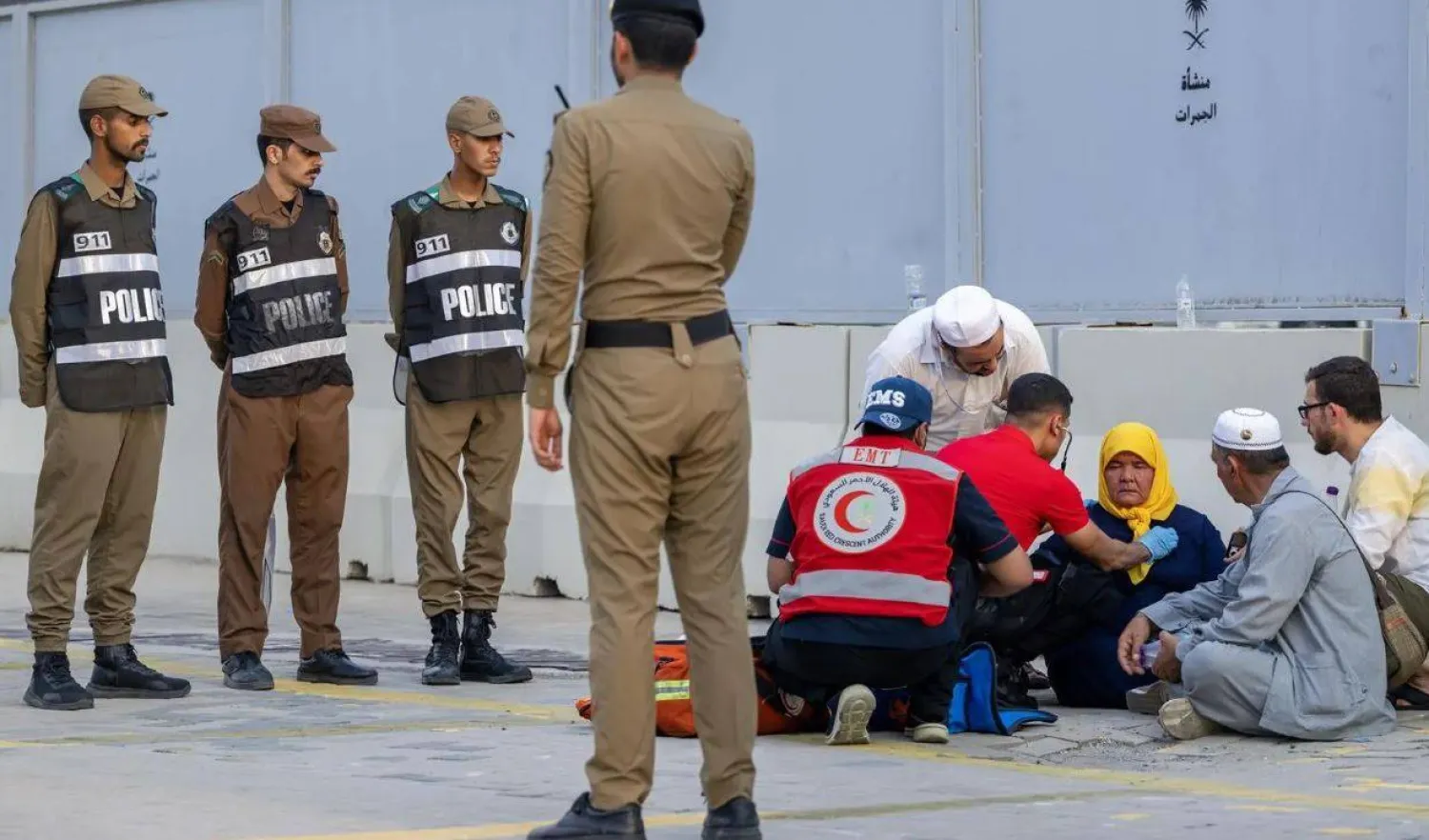 فريق طبي يساعد سيدة من الحجيج في طريقها إلى مشعر منى (واس)