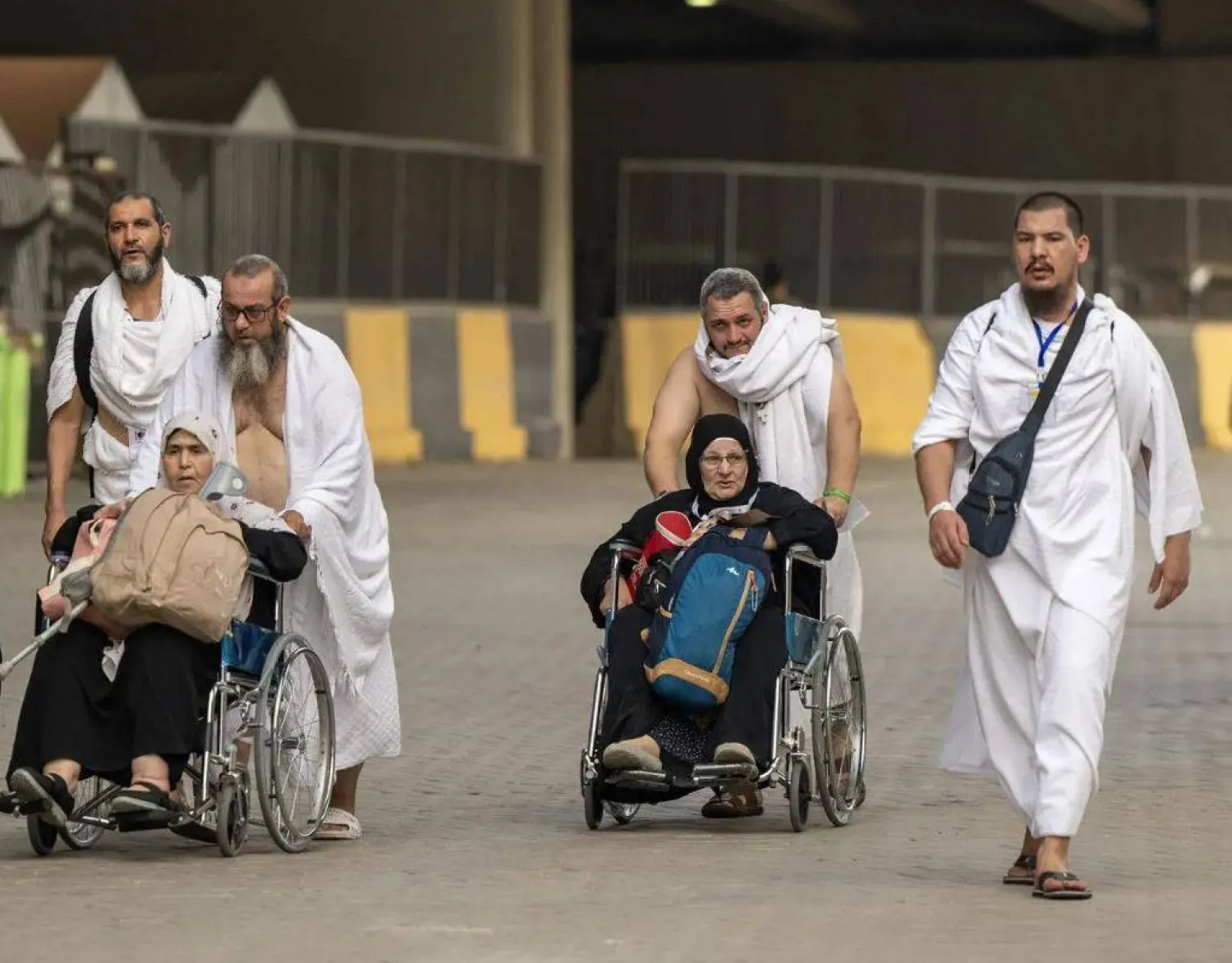 يبيت معظم الحجاج في مشعر منى استعداداً للصعود إلى عرفات مع بزوغ فجر السبت لأداء الركن الأعظم (واس)