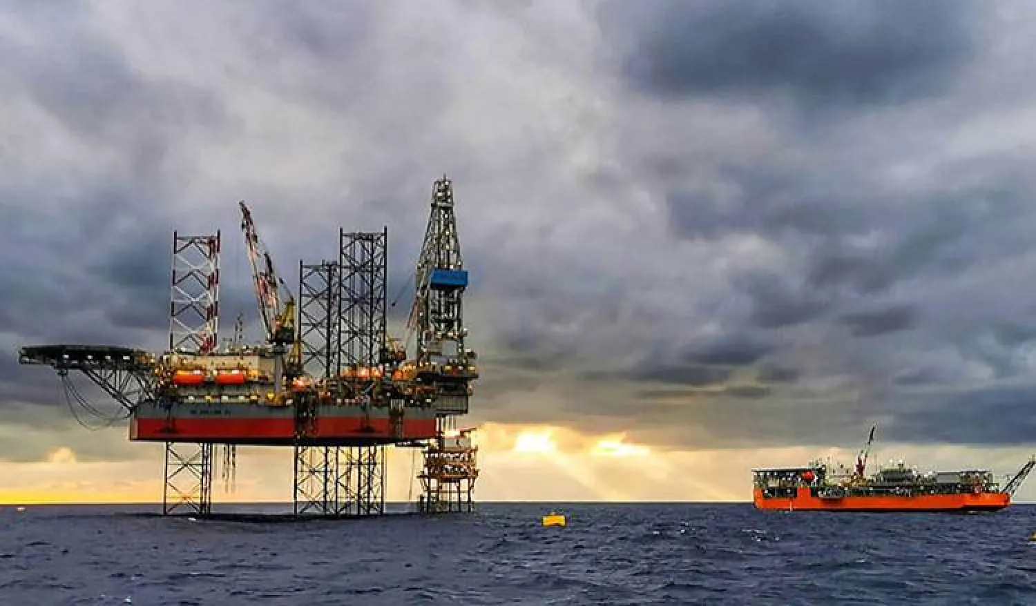 منصة نفطية قرب ساحل كمبوديا (أ.ف.ب)