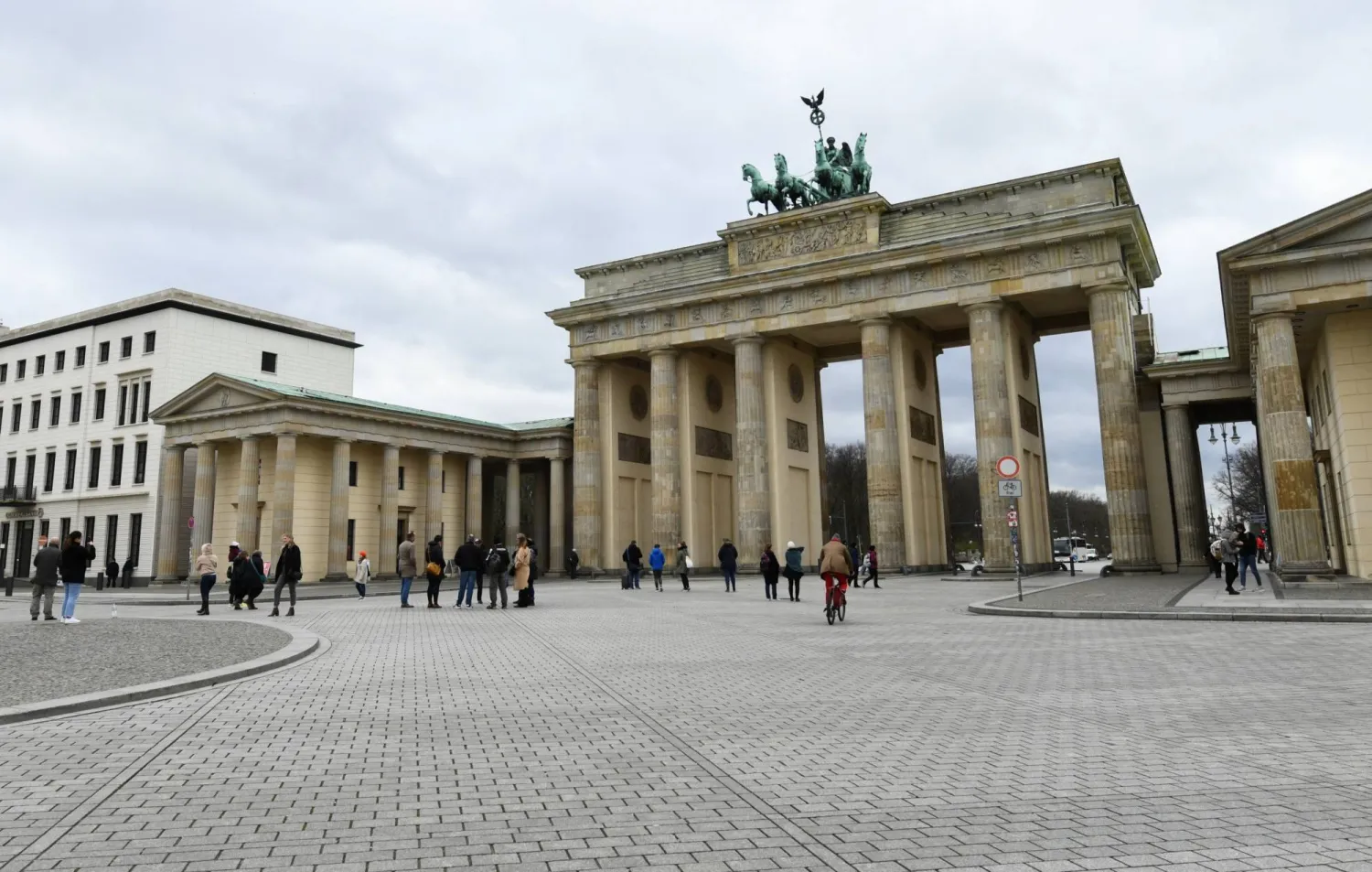 منظر عام لبوابة براندنبورغ في برلين (رويترز)