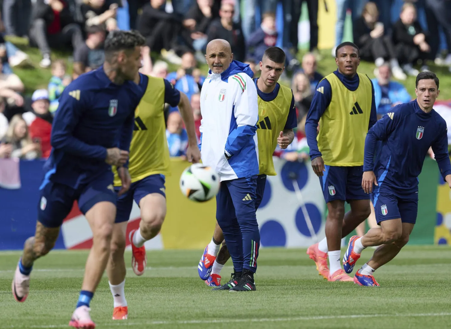 سباليتي خلال إشرافه على تدريبات إيطاليا الأخيرة (أ.ب)