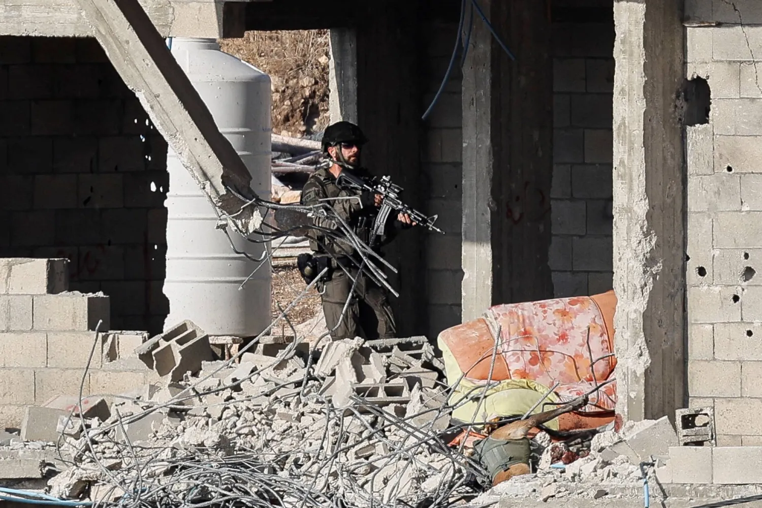 جندي إسرائيلي خلال عملية عسكرية قرب جنين في الضفة الغربية (رويترز)