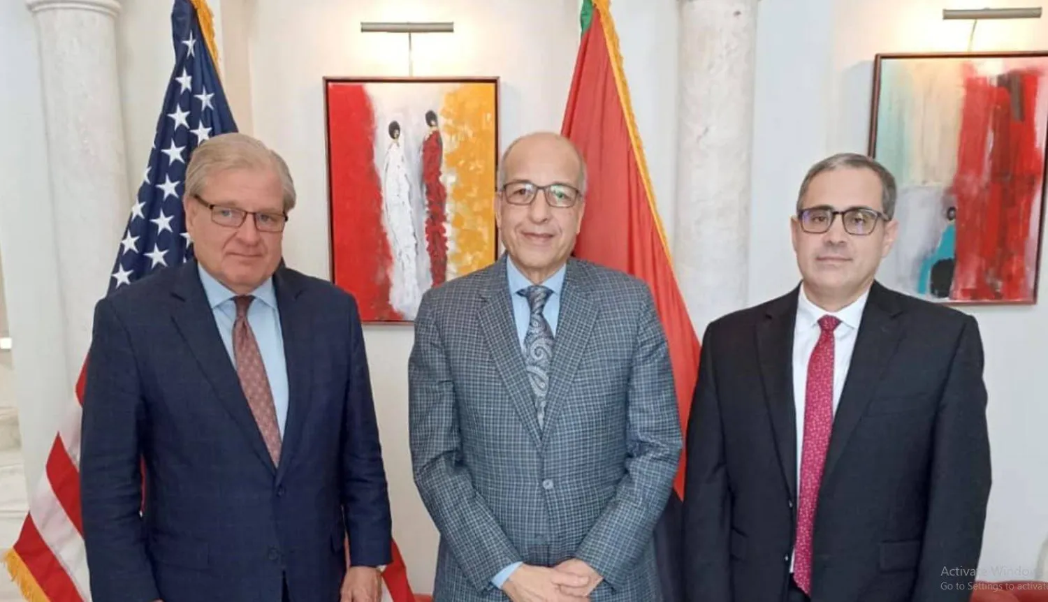 الكبير يتوسط المبعوث الأميركي إلى ليبيا ريتشارد نورلاند «يسار» والقائم بالأعمال جيريمي برنت (مصرف ليبيا المركزي)