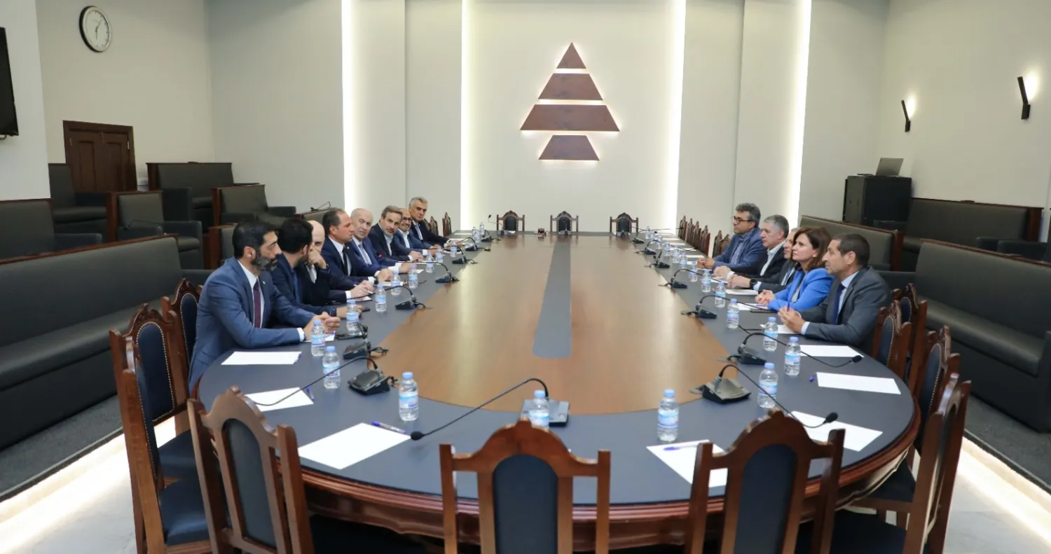 وفد «التيار الوطني الحر» برئاسة جبران باسيل مجتمعاً مع وفد من نواب المعارضة في مقر «حزب الكتائب» (الوكالة الوطنية للإعلام)