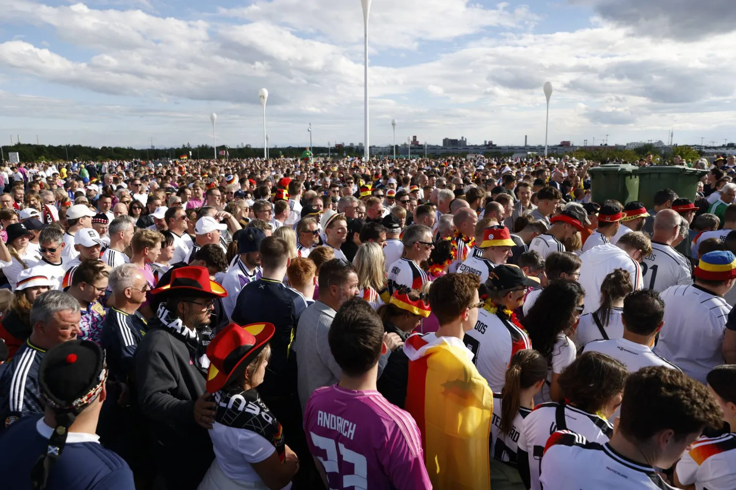 جماهير ألمانية تحتشد بالآلاف خارج ملعب أليانز أرينا حيث ستجري المباراة أمام أسكوتلندا (رويترز)