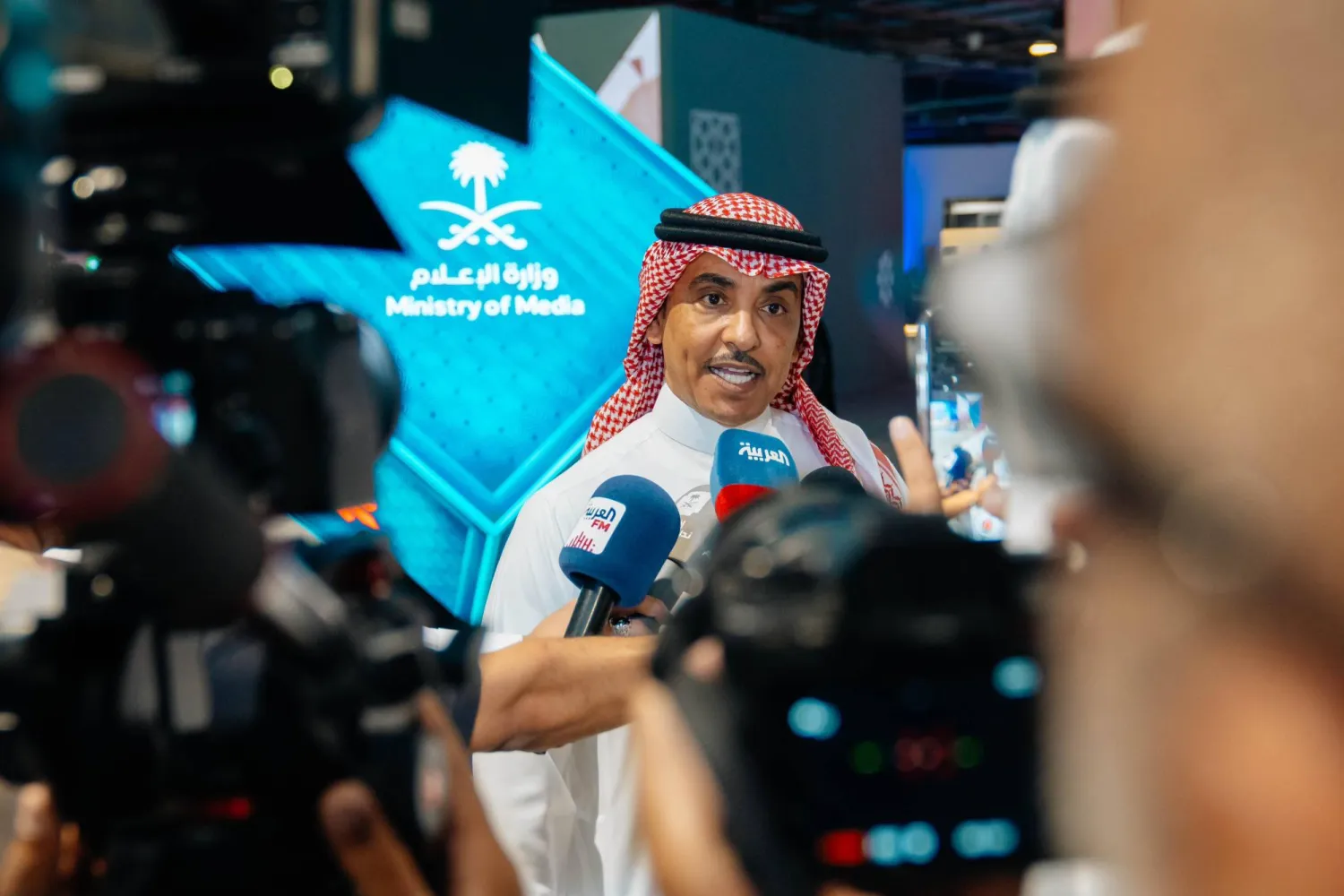 وزير الإعلام سلمان الدوسري يتحدث للصحافيين المشاركين في تغطية موسم الحج (الشرق الأوسط)