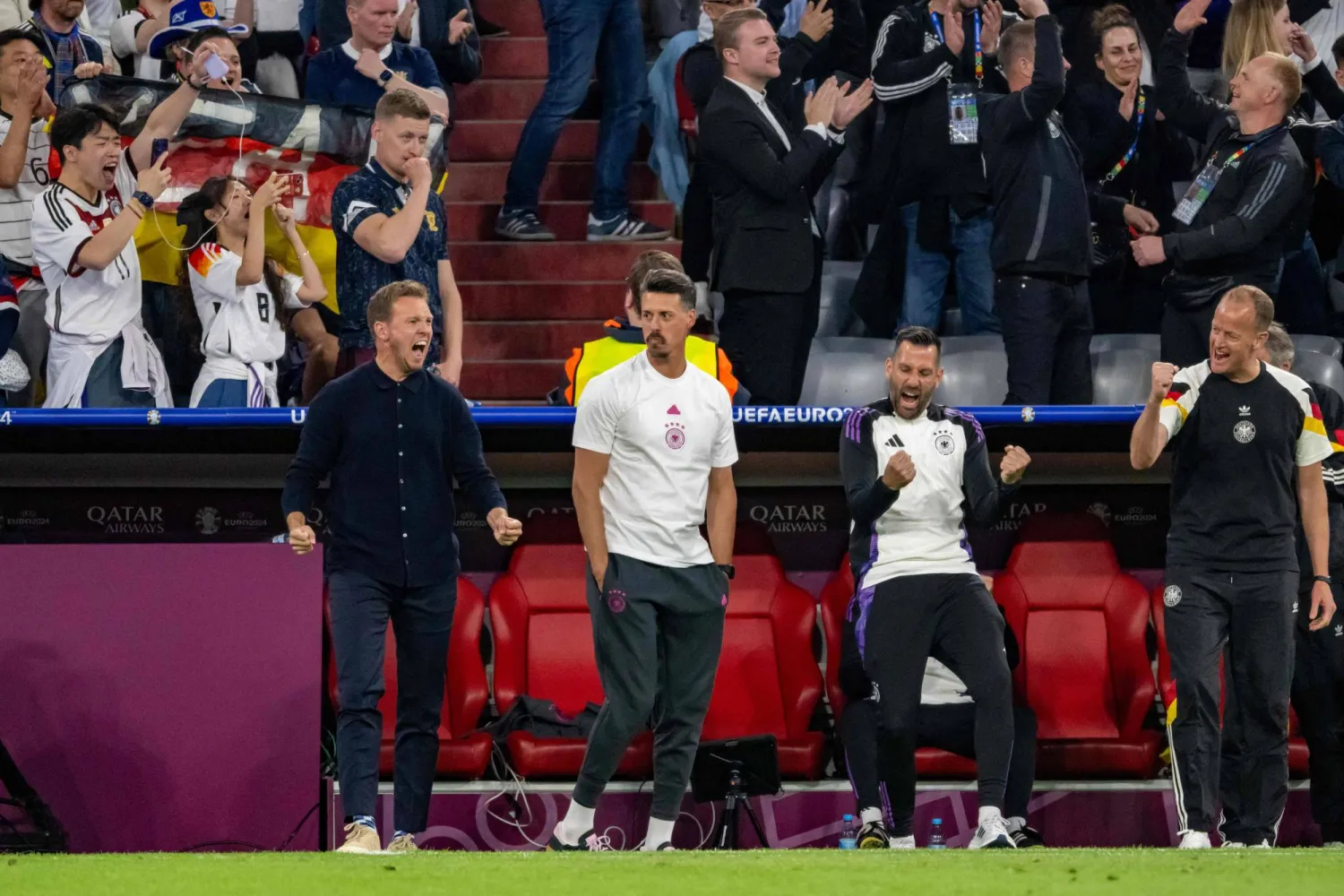 ناغلسمان يحتفي بخماسية الماكينات (أ.ف.ب)