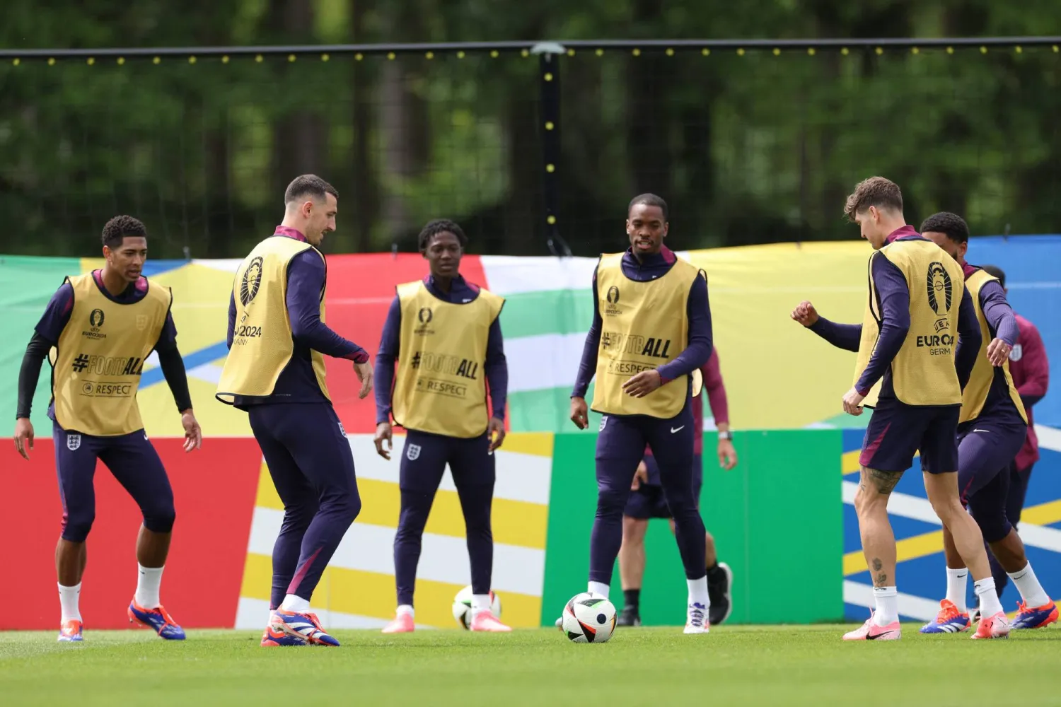 ستونز أكد جاهزيته لمباراة صربيا (أ.ف.ب)