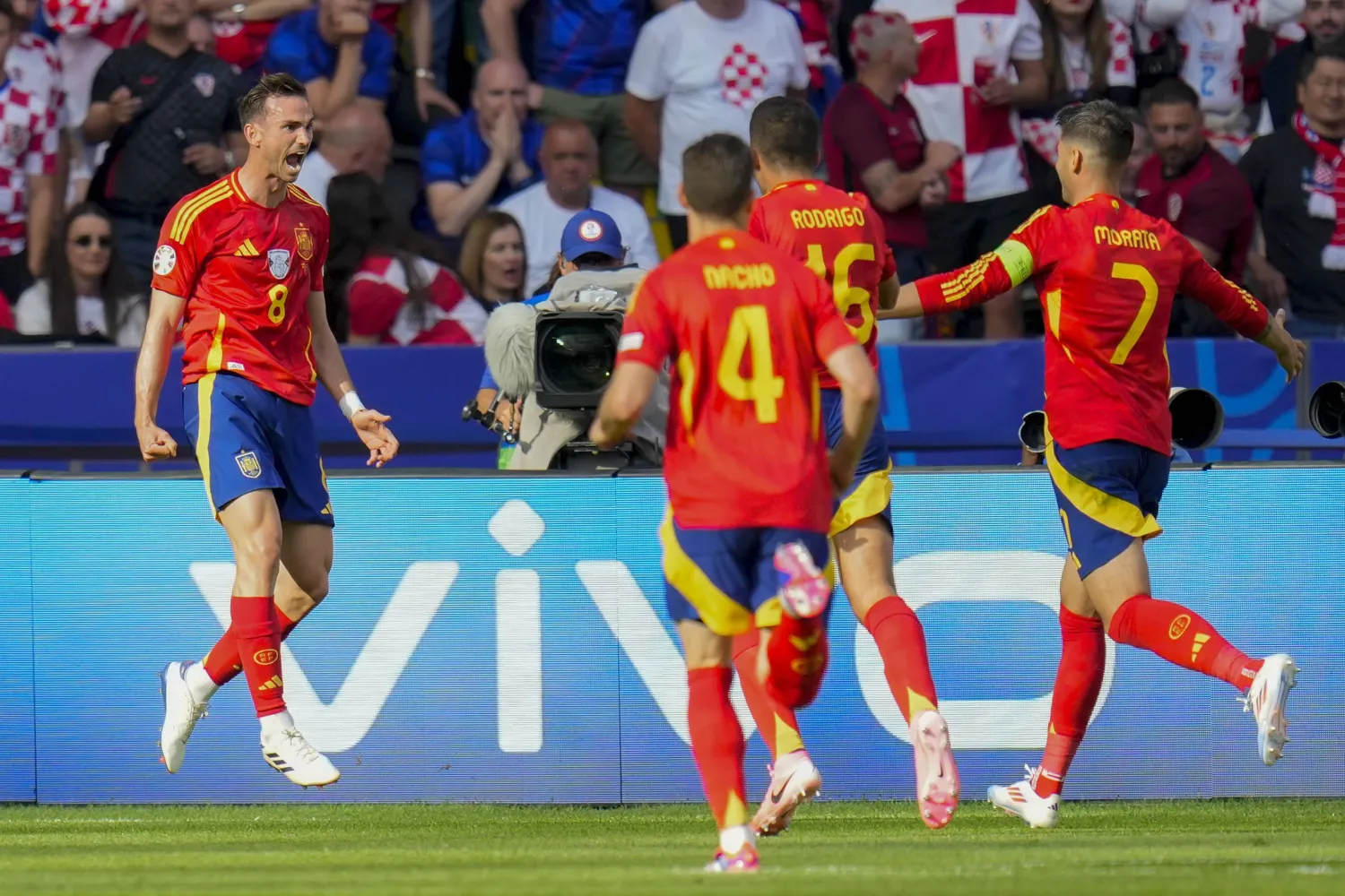 فرحة إسبانية بعد الهدف الثاني (أ.ب)