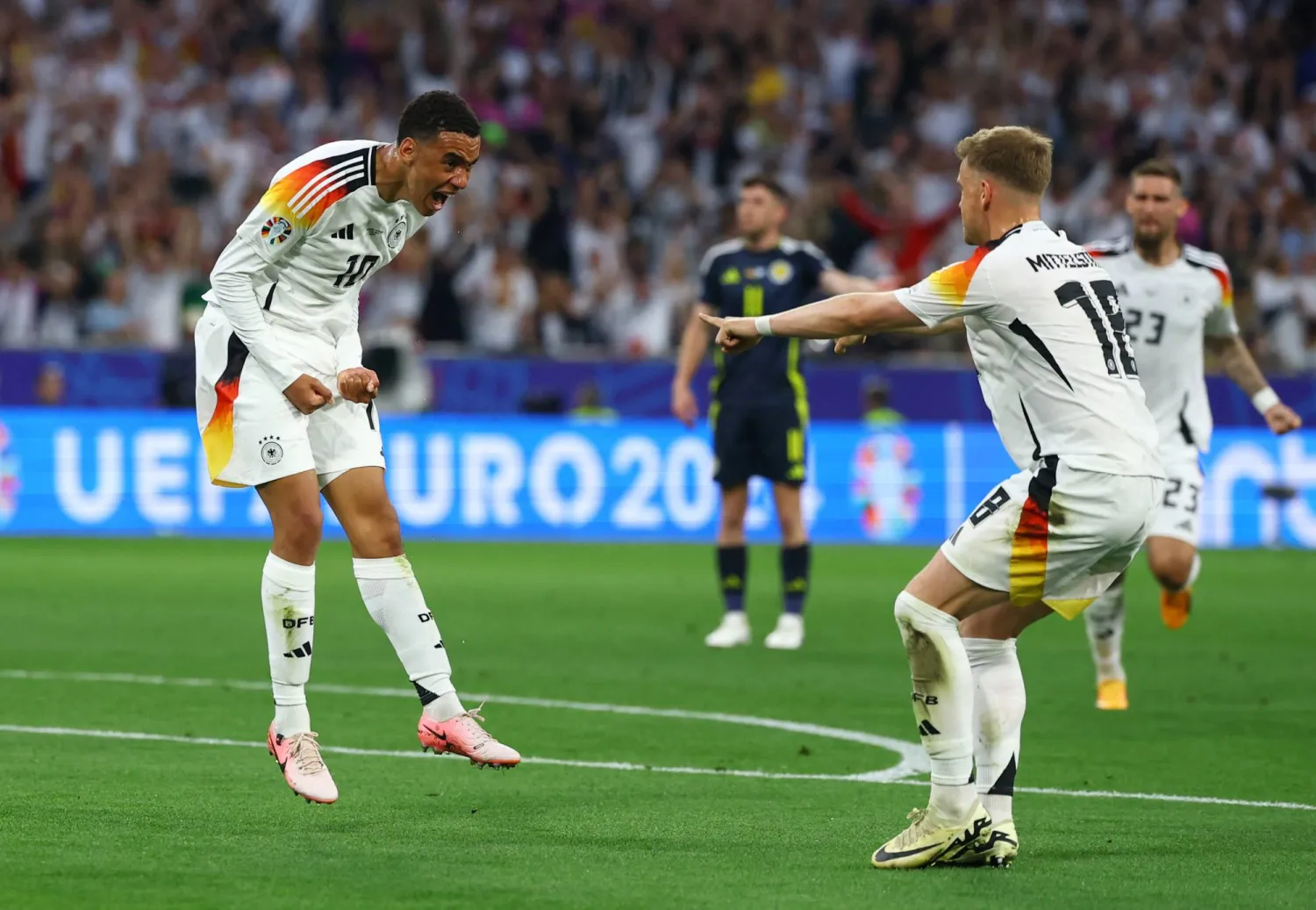 موسيالا محتفلاً بهدفه في مرمى أسكوتلندا (رويترز)

