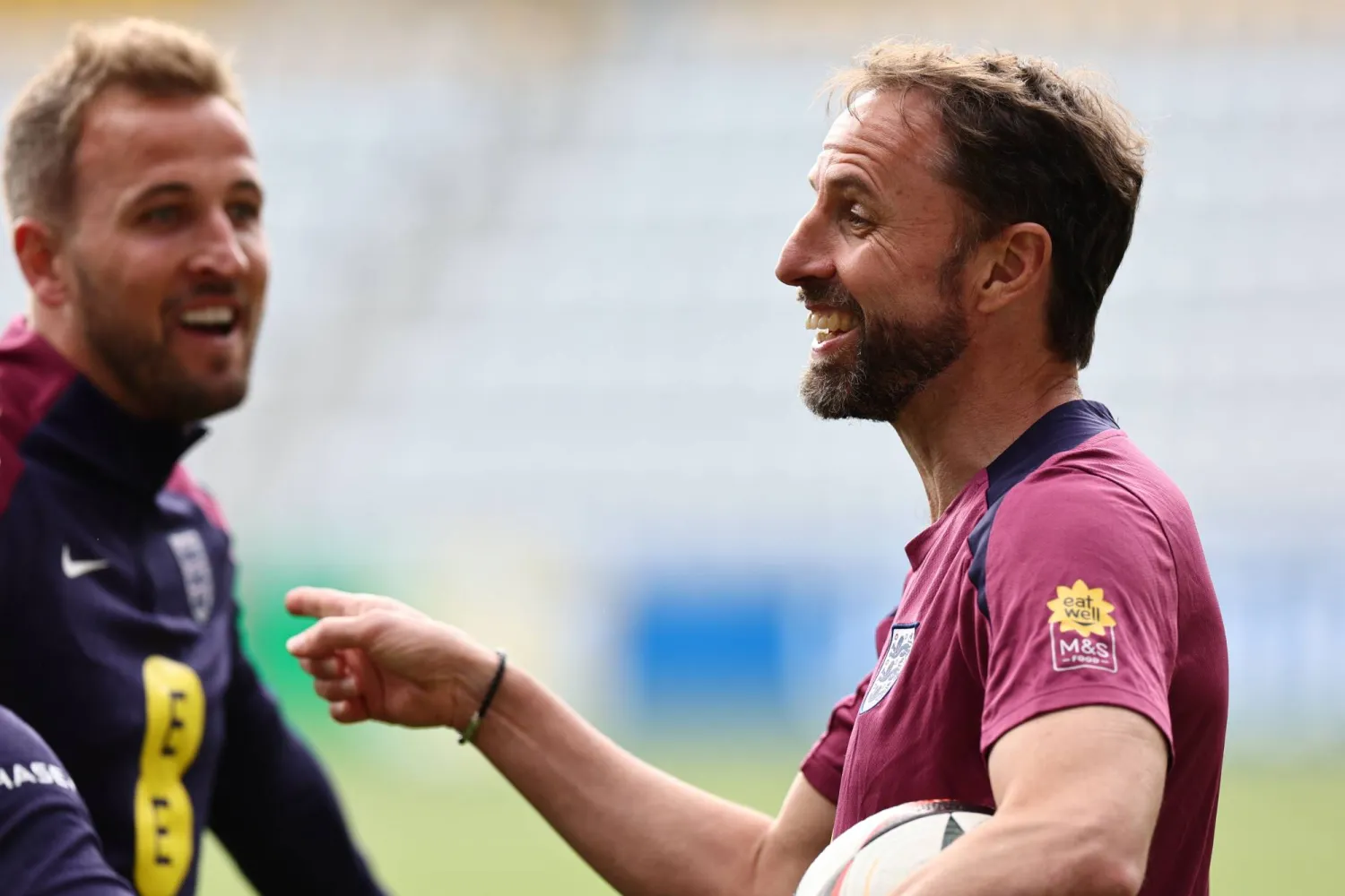 مدرب إنجلترا يمازح هاري كين خلال التدريبات الأخيرة (إ.ب.أ)