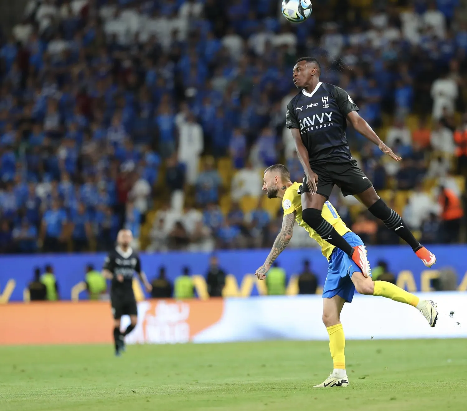 عبدالحميد يرتقي للكرة من أمام بروزوفيتش لاعب النصر في إحدى ديربيات قطبي الرياض (تصوير: عبدالعزيز النومان)