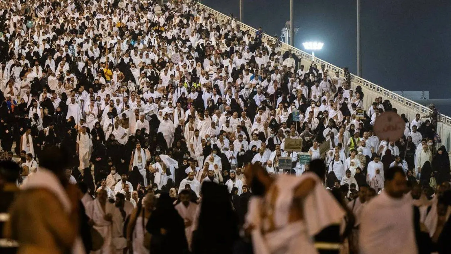 Akabe cemresine doğru giden hacı adayları (SPA)