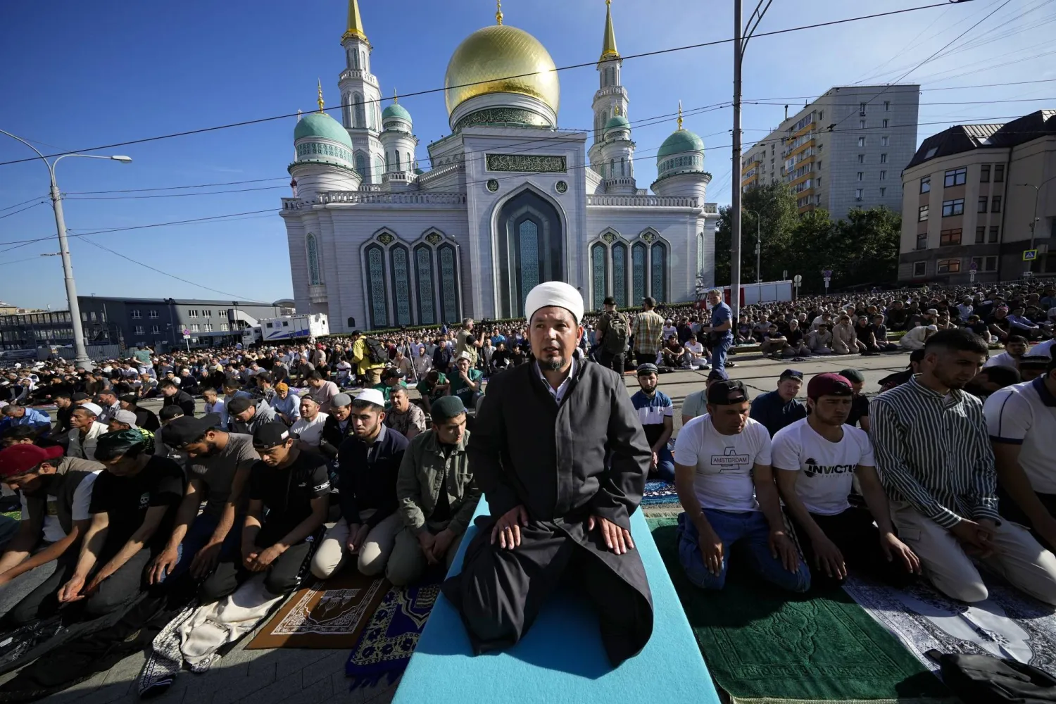 مسلمون يؤدون صلاة عيد الأضحى في مسجد كاتدرائية موسكو (أ.ب)