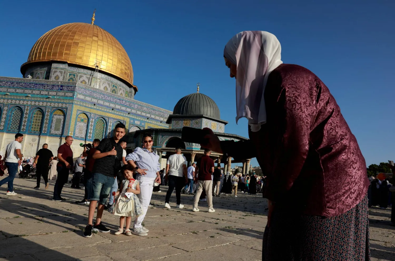 فلسطينيون في محيط المسجد الأقصى (رويترز)