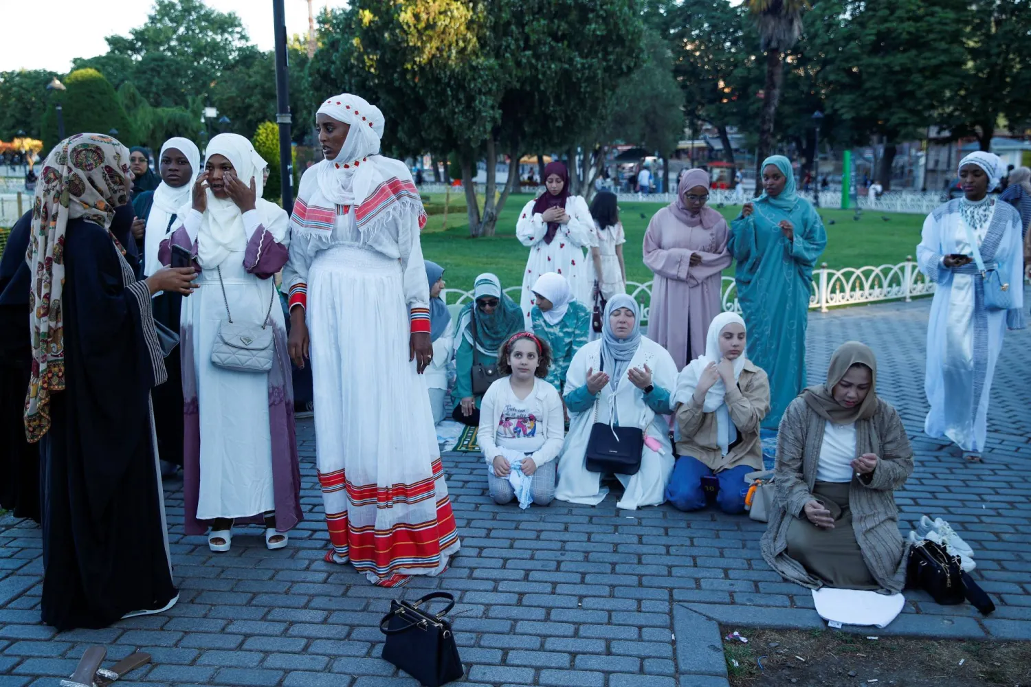 نساء يصلين في ساحة السلطان أحمد في إسطنبول (رويترز)