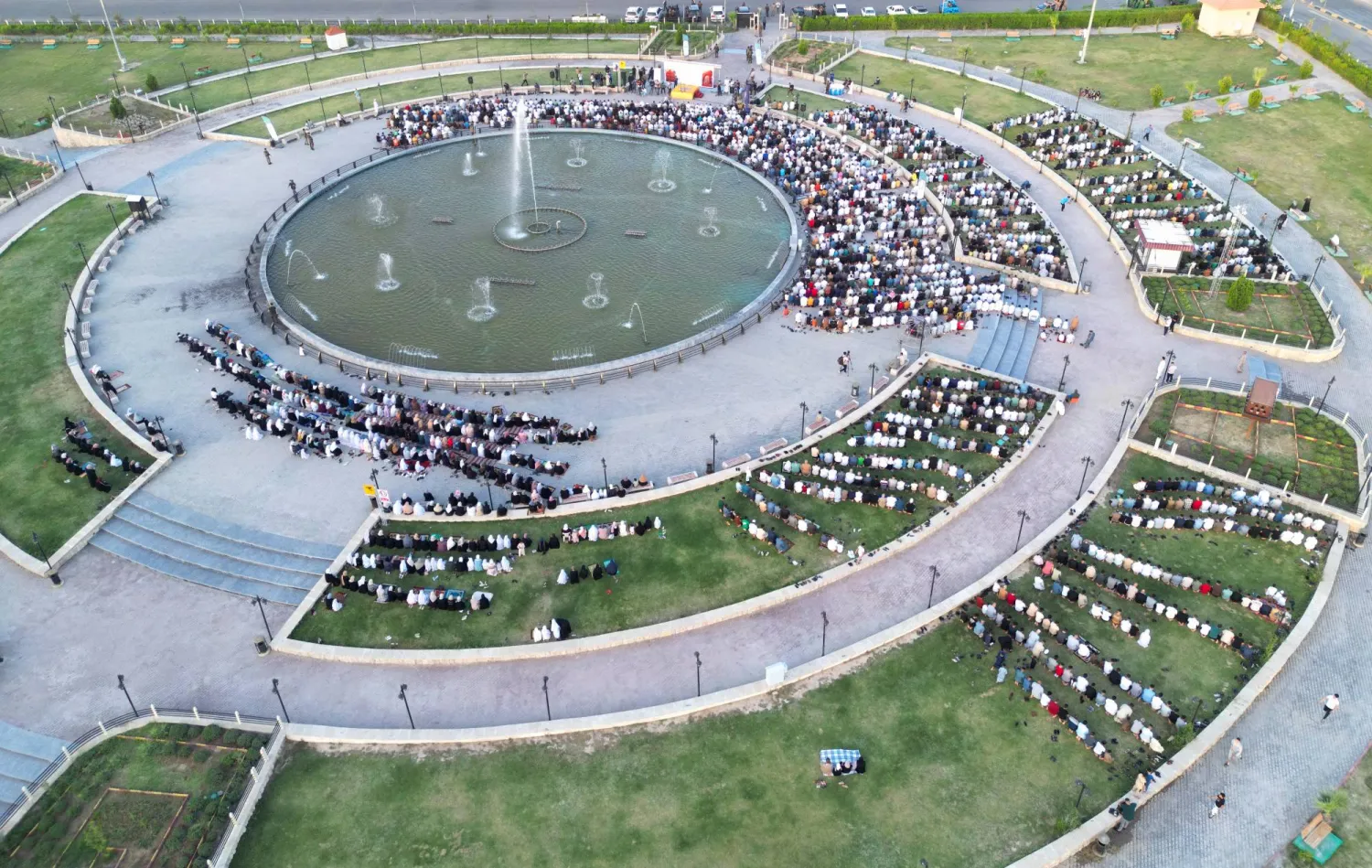 صورة بطائرة بدون طيار للمصلين في الموصل (رويترز)