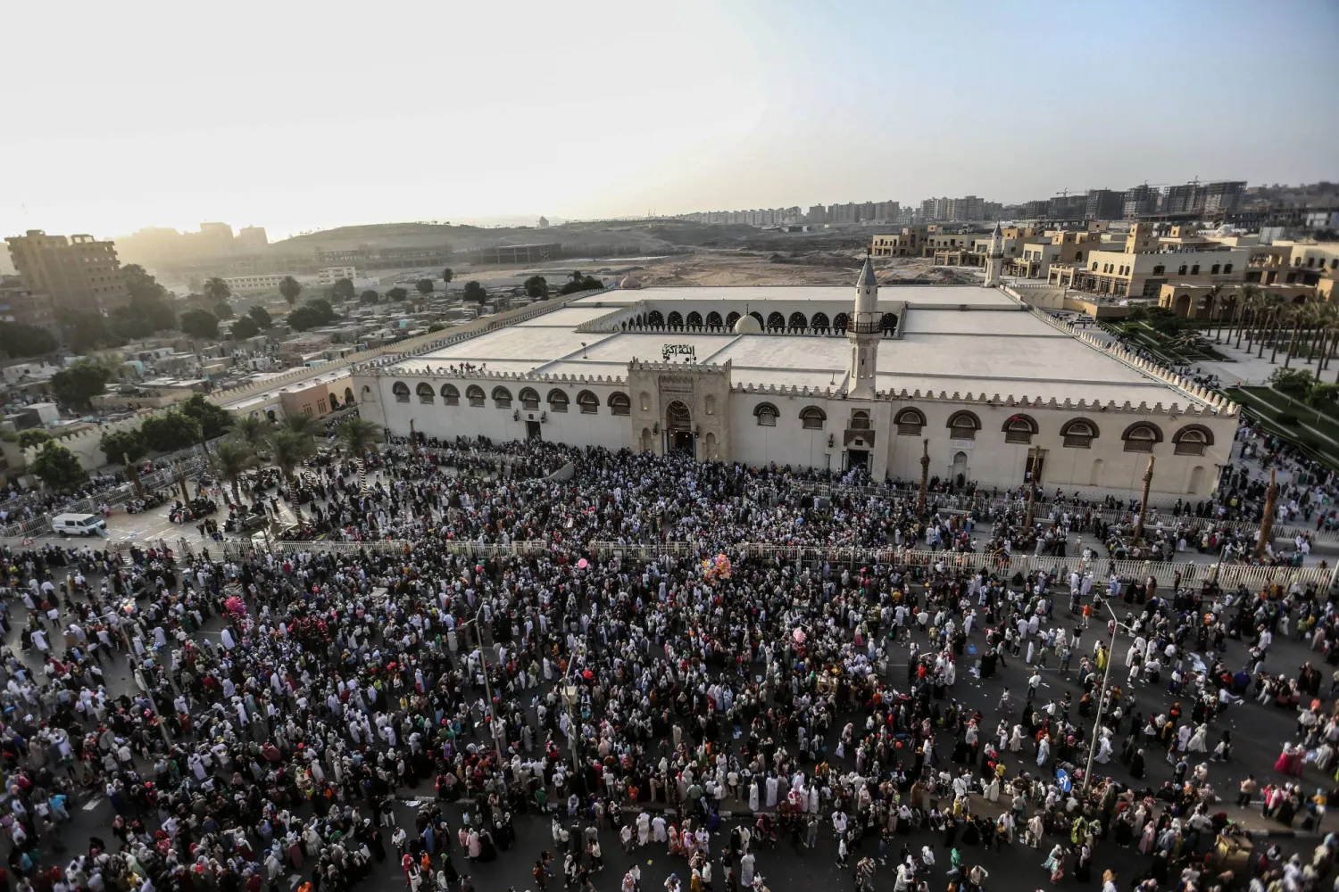 المسلمون يؤدون صلاة العيد في مسجد عمرو بن العاص بالقاهرة (د.ب.أ)