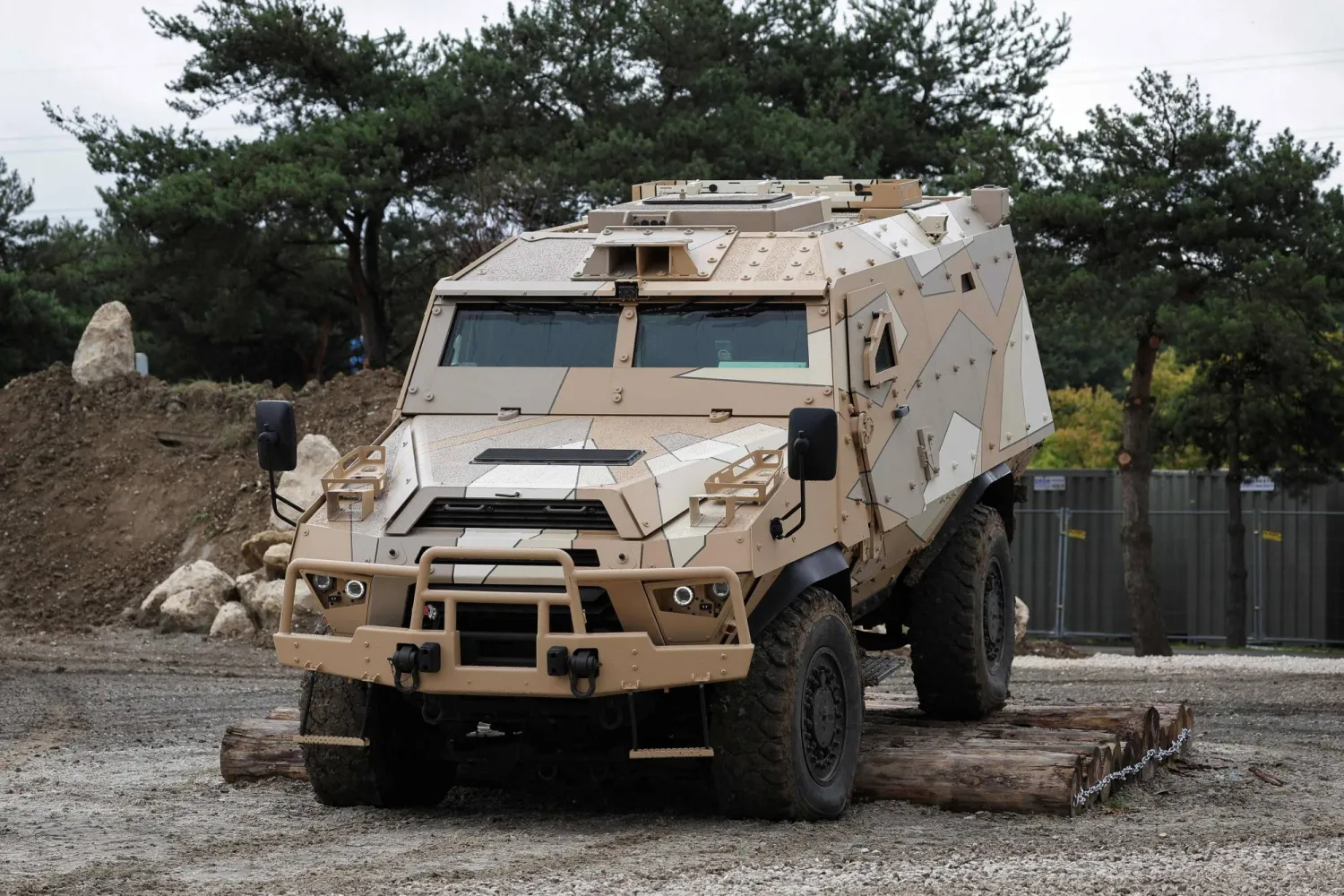 سيارة «فرتريس إم كي 2» المصفحة تشارك في معرض «يوروساتوري» (أ.ف.ب)