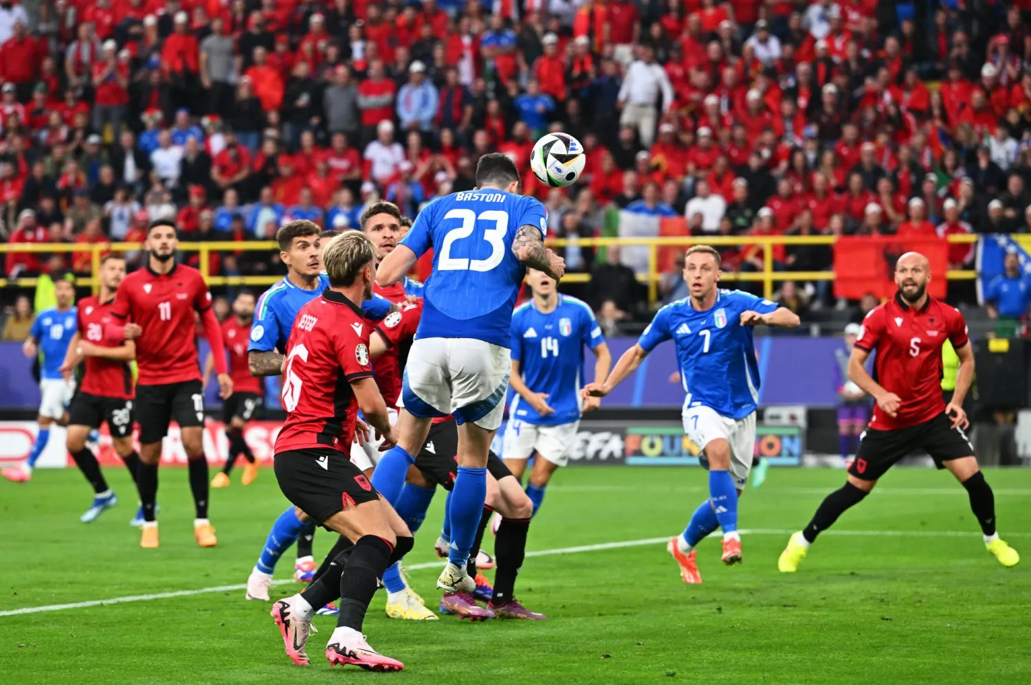 بوفون قال إن على إيطاليا استغلال الفرص خلال المباريات المقبلة في أمم أوروبا (د.ب.أ)