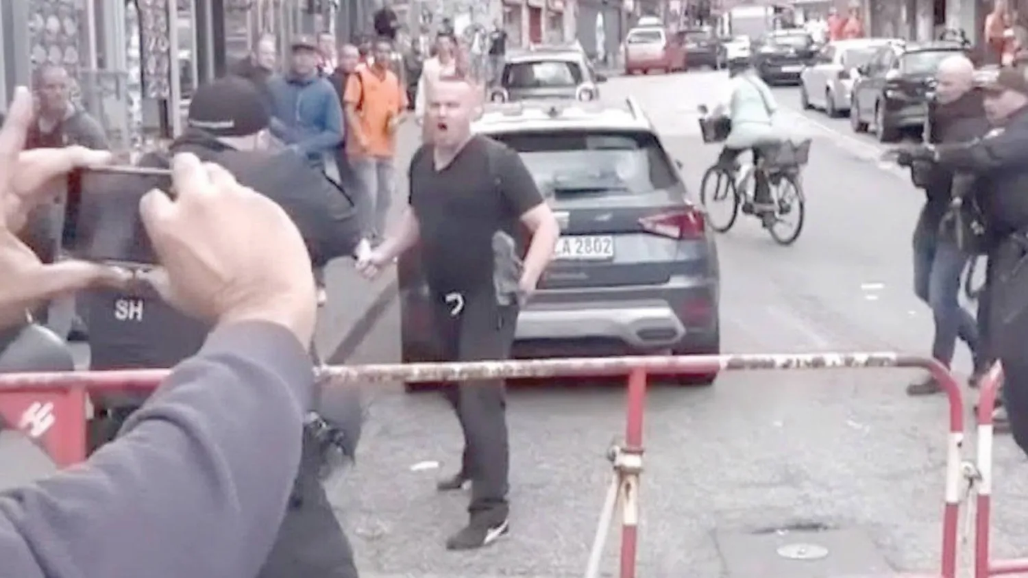  شرطة هامبورغ بعد إطلاق النار على رجل وإصابته بجروح أمس بعدما هدّد عناصرها بفأس وبقنبلة حارقة «مولوتوف» (متداولة)