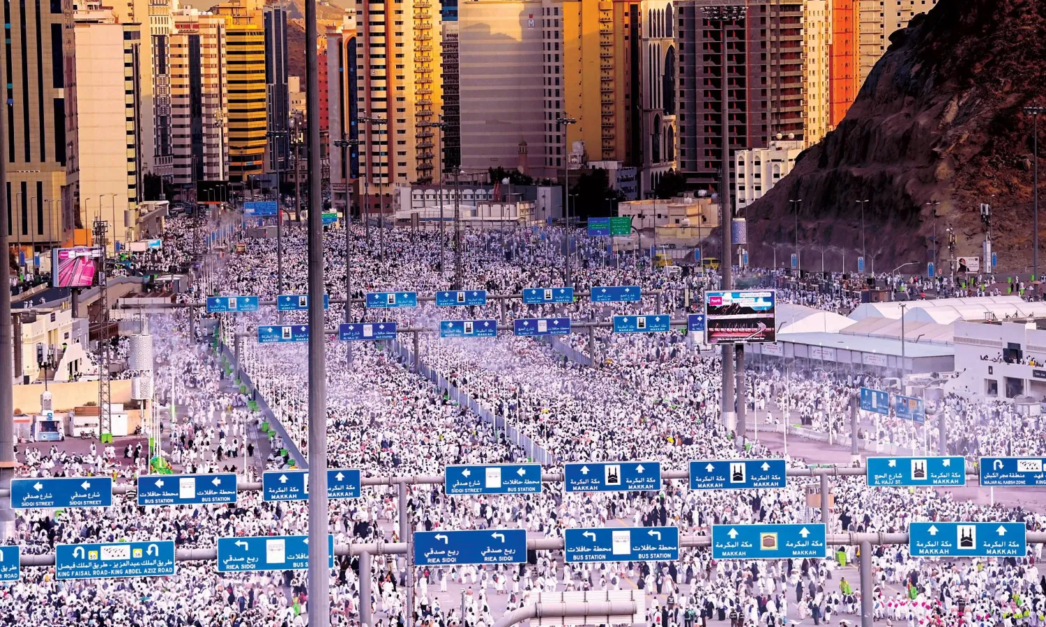  ضيوف الرحمن على جسر الجمرات في أول أيام عيد الأضحى المبارك أمس (إ.ب.أ)