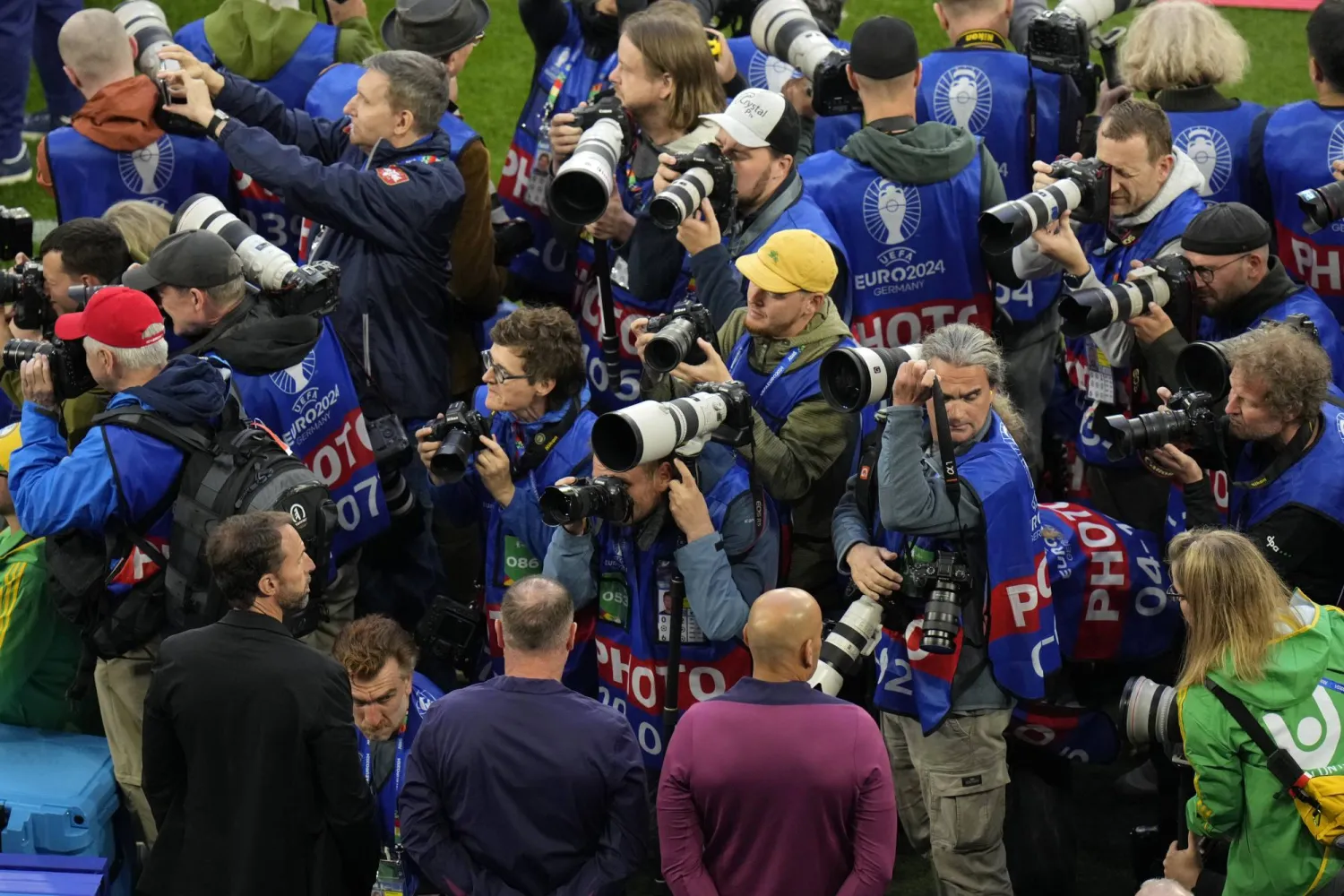 كاميرات المصورين توجه عدساتها نحو ساوثغيت عقب الفوز على صربيا (أ.ب)