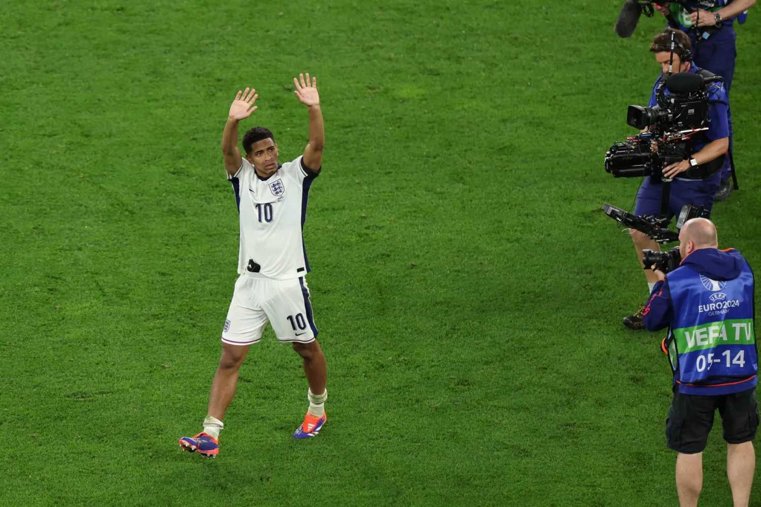 بلينغهام يرد التحية لجماهير إنجلترا التي هتفت باسمه كثيراً أمس (إ.ب.أ)