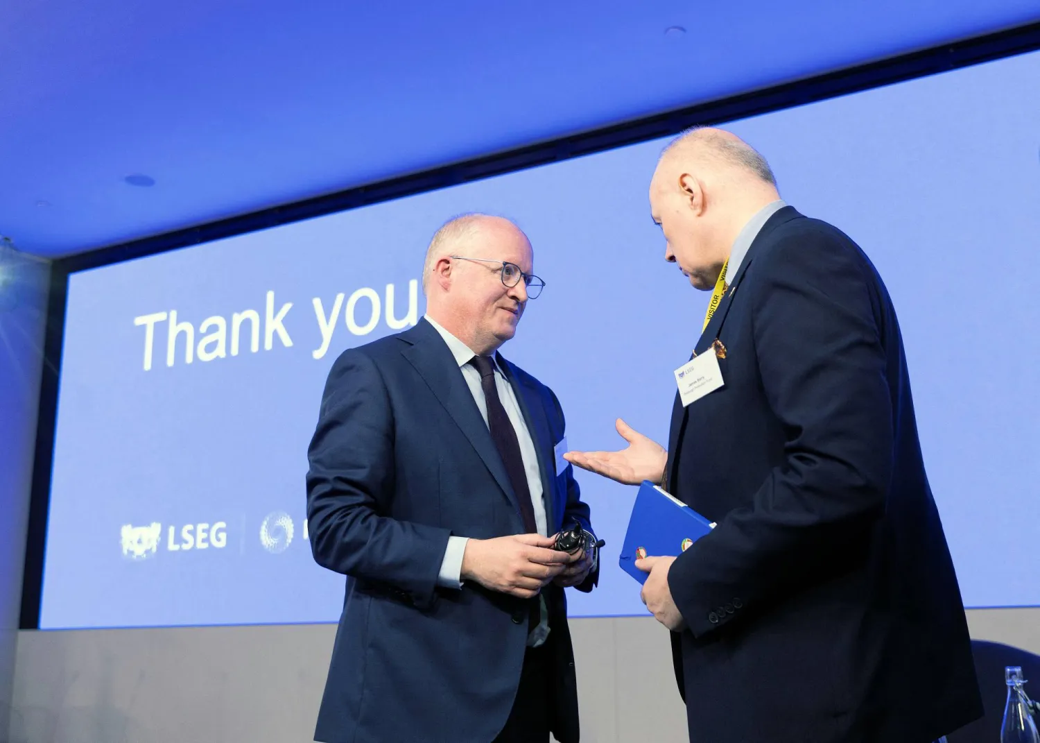 كبير الاقتصاديين بالبنك المركزي الأوروبي فيليب لين يتحدث في بورصة لندن (رويترز)