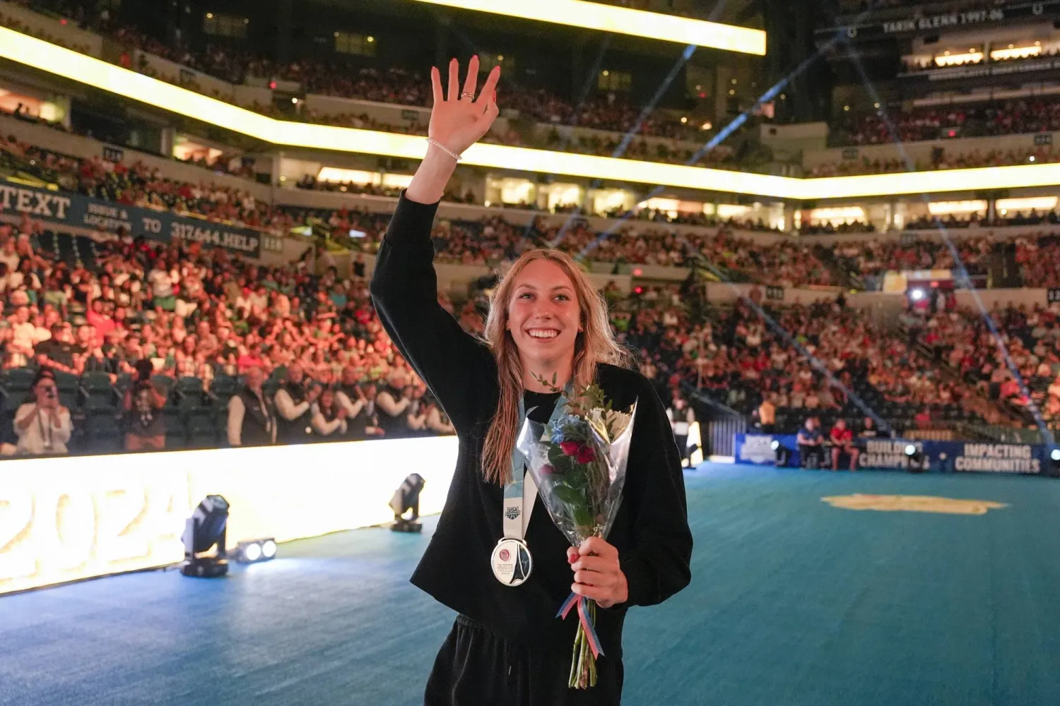 غريتشين والش تحيي الجماهير بعد فوزها بسباق 100 متر فراشة في التصفيات الأميركية (أ.ب)