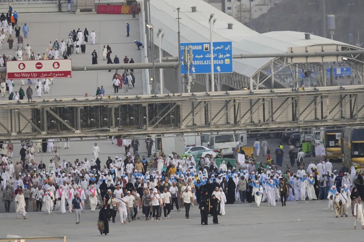 الحجاج يصلون لرمي الجمرات في مشعر منى (أ.ب)